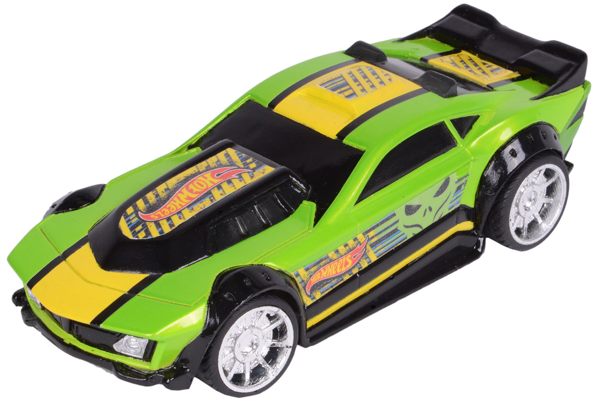 Hot Wheels Машинка инерционная Drift RodHW90563 Hot Wheels Машинка инерционная Drift RodHW90563Яркая и стильная гоночная машинка Hot Wheels Drift Rod - отличный вариант приятного подарка для мальчика. Freeway Flyer - это новая серия механических машинок Hot Wheels со световыми эффектами, работающими от батареек. Машинка оснащена инерционным механизмом. Корпус машинки Hot Wheels Drift Rod выполнен в зелено- желтой цветовой гамме и украшен стильными яркими принтами, диски колес - блестящие хромированные, заднюю часть машины украшает небольшой черный спойлер. Машинка изготовлена из пластика. Для того чтобы запустить машинку в движение, необходимо потянуть ее назад и отпустить. В процессе движения срабатывает подсветка. Игрушка имеет как игровую, так и коллекционную ценность. Рекомендуется докупить 2 батарейки напряжением 1,5V типа LR44/AG13 (товар комплектуется демонстрационными).