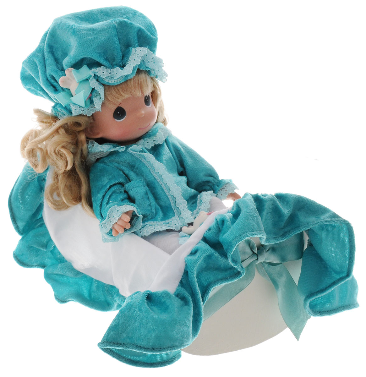 Precious Moments Кукла Рок-бай младенцев девочка3515 Precious Moments Кукла Рок-бай младенцев девочка3515Коллекция кукол Precious Moments насчитывает на сегодняшний день более 600 видов. Куклы изготавливаются из качественного, безопасного материала и имеют пять базовых точек артикуляции. Каждый год в коллекцию добавляются все новые и новые модели. Каждая кукла имеет свой неповторимый образ и характер. Она может быть подарком на память о каком-либо событии в жизни. Куклы выполнены с любовью и нежностью, которую дарит нам известная волшебница - создатель кукол Линда Рик! Кукла Рок-бай младенцев с длинными светлыми волосами одета в белые штанишки и бирюзовую кофту. На голове у куклы - бирюзовая шапочка. У девочки милое личико с большими темно-зелеными глазами. Вся одежда у куклы съемная. Также к кукле прилагаются кроватка и покрывало. Кукла научит ребенка взаимодействовать с окружающими, а также поспособствует развитию воображения, логики и тактильного восприятия. Кукла станет отличным подарком для девочки, а также ценным экспонатом любой коллекции кукол.