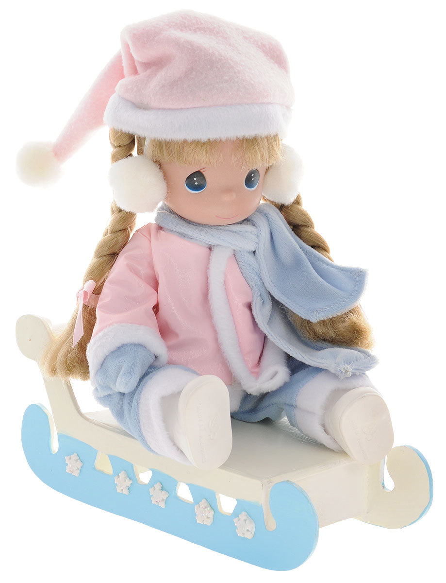 Precious Moments Кукла на санках3425 Precious Moments Кукла на санках3425Коллекция кукол Precious Moments насчитывает на сегодняшний день более 600 видов. Куклы изготавливаются из качественного и безопасного материала. Каждый год в коллекцию добавляются все новые и новые модели. Каждая кукла имеет свой неповторимый образ и характер. Она может быть подарком на память о каком-либо событии в жизни. Куклы выполнены с любовью и нежностью, которую дарит нам известная волшебница - создатель кукол Линда Рик! Кукла одета в теплый розово-голубой костюмчик с шарфиком, варежки, на ногах - белые сапожки, а на голове - колпак. У девочки светлые волосы, заплетенные в две косички и большие синие глаза. В наборе также имеются санки. Кукла научит ребенка взаимодействовать с окружающими, а также поспособствует развитию воображения, логики и тактильного восприятия. Кукла станет отличным подарком для девочки, а также ценным экспонатом любой коллекции кукол.