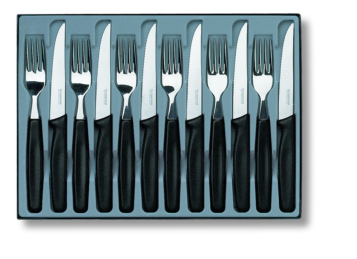 Набор столовых приборов Victorinox, 12 предметов5.1233.12 Набор столовых приборов Victorinox, 12 предметов5.1233.12Набор Victorinox состоит из 6 ножей и 6 вилок, изготовленных из высококачественной стали. Приборы имеют элегантные ручки из полипропилена. Качественная полировка и изящество форм предметов набора притягивают взгляд. Эксклюзивный дизайн, эстетичность и функциональность набора позволят ему занять достойное место среди кухонного инвентаря, а сервировка праздничного стола таким набором станет великолепным украшением любого торжества. Длина ножей: 21,2 см. Длина вилок: 19,7 см.