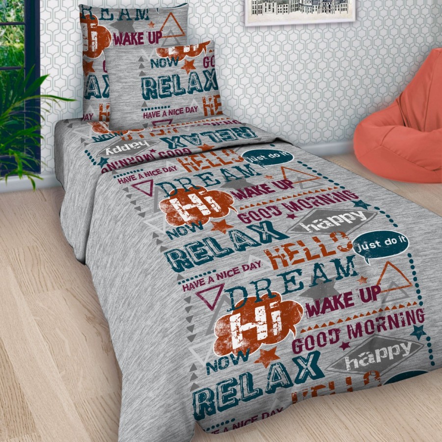Letto Комплект детского постельного белья Шрифт 3 предметаshrift_grey50 Letto Комплект детского постельного белья Шрифт 3 предметаshrift_grey50Яркий комплект постельного белья в хлопковом исполнении и с хорошими устойчивыми красителями - по очень доступной цене! Эта модель произведена из традиционной российский бязи, плотного плетения. Такое белье прослужит долго и выдержит много стирок. Рекомендуется перед первым использованием постирать, но не пересушивать. Применение кондиционера при стирке сделает такое постельное белье мягче и комфортней. Пододеяльник на молнии. Обращаем внимание, что расцветка наволочек может отличаться от представленной на фото. Пододеяльник 143х215 см, простынь 148х215 см, наволочка 50х70 см