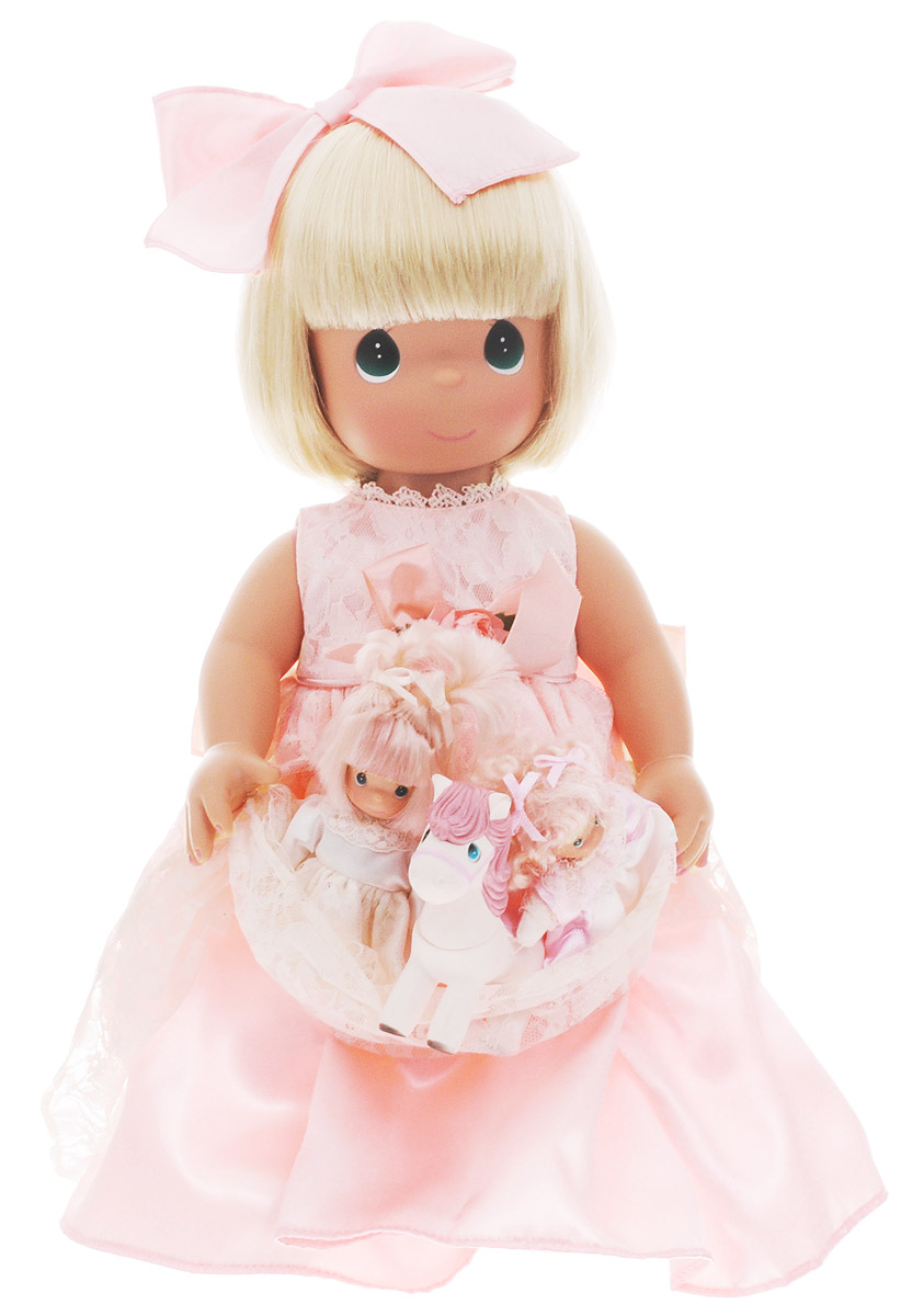 Precious Moments Кукла с любимцами1196 Precious Moments Кукла с любимцами1196Коллекция кукол Precious Moments ростом выше 30 см насчитывает на сегодняшний день более 600 видов. Куклы изготавливаются из качественного, безопасного материала и имеют пять базовых точек артикуляции. Каждый год в коллекцию добавляются все новые и новые модели. Каждая кукла имеет свой неповторимый образ и характер. Она может быть подарком на память о каком-либо событии в жизни. Куклы выполнены с любовью и нежностью, которую дарит нам известная волшебница - создатель кукол Линда Рик! Кукла с питомцами очарует вас и вашу дочурку с первого взгляда! Кукла одета в длинное светло-розовое платье, украшенное кружевами. На ногах куколки - белые туфли. Одежда куклы съемная. У девочки светлые волосы и большие зеленые глаза. На руках куколка держит три игрушки. Куклы, пожалуй, самые популярные игрушки в мире. Девочки обожают играть с ними, отправляясь в сказочную страну грез. Порадуйте свою малышку таким великолепным подарком!