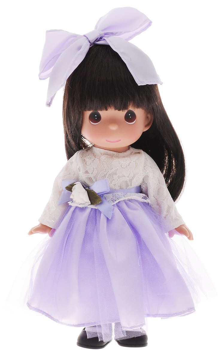 Precious Moments Кукла Симпатичная брюнетка в кружевах6571 Precious Moments Кукла Симпатичная брюнетка в кружевах6571Коллекция кукол Precious Moments ростом выше 30 см насчитывает на сегодняшний день более 600 видов. Куклы изготавливаются из качественного, безопасного материала и имеют пять базовых точек артикуляции. Каждый год в коллекцию добавляются все новые и новые модели. Каждая кукла имеет свой неповторимый образ и характер. Она может быть подарком на память о каком-либо событии в жизни. Куклы выполнены с любовью и нежностью, которую дарит нам известная волшебница - создатель кукол Линда Рик! Кукла Симпатичная брюнетка в кружевах очарует вас и вашу дочурку с первого взгляда! Кукла одета в длинное платье с белым кружевным верхом и пышной юбкой. На ногах куколки - черные туфли. Одежда куклы съемная. У девочки длинные темные волосы и большие карие глаза. Игра с куклой разовьет в вашей малышке чувство ответственности и заботы. Порадуйте свою принцессу таким великолепным подарком!