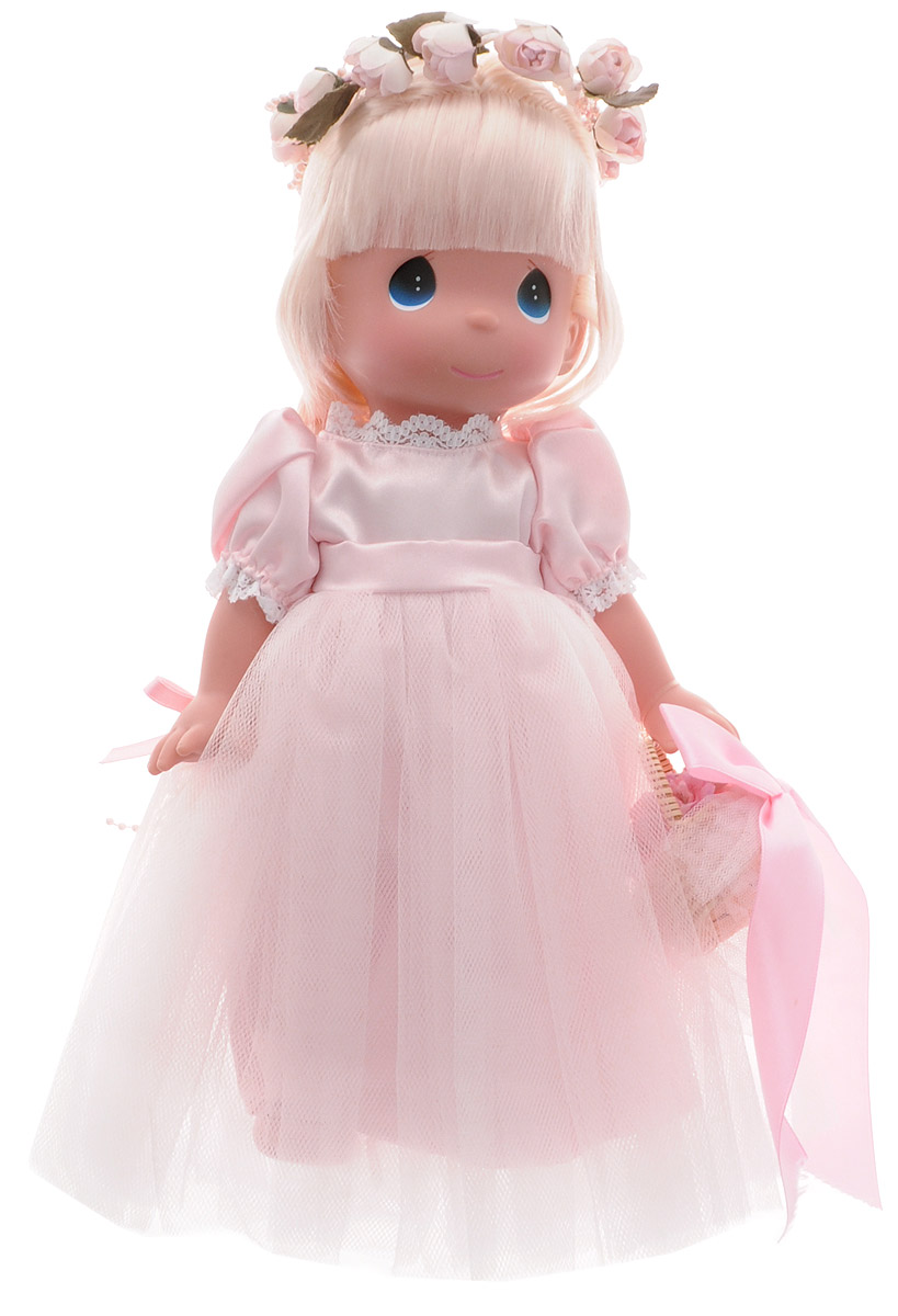 Precious Moments Кукла Драгоценный лепесток блондинка6558 Precious Moments Кукла Драгоценный лепесток блондинка6558Коллекция кукол Precious Moments ростом выше 30 см насчитывает на сегодняшний день более 600 видов. Куклы изготавливаются из качественного, безопасного материала и имеют пять базовых точек артикуляции. Каждый год в коллекцию добавляются все новые и новые модели. Каждая кукла имеет свой неповторимый образ и характер. Она может быть подарком на память о каком-либо событии в жизни. Куклы выполнены с любовью и нежностью, которую дарит нам известная волшебница - создатель кукол Линда Рик! Кукла Драгоценный лепесток одета в шикарное светло-розовое платье с пышной юбкой. На ногах - туфельки в цвет платья. Светлые длинные волосы куклы заплетены в косу. Вся одежда у куклы съемная. Очаровательный образ дополняют венок из роз на голове и корзинка с цветами и атласным бантом. У девочки большие синие глаза. Игра с куклой разовьет в вашей малышке чувство ответственности и заботы. Порадуйте свою принцессу таким великолепным подарком!