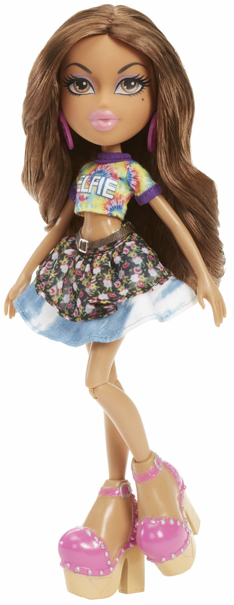 Bratz Кукла Жасмин Давай знакомиться цвет одежды желтый фиолетовый черный981893 Bratz Кукла Жасмин Давай знакомиться цвет одежды желтый фиолетовый черный981893Длинноволосая красавица Жасмин выглядит очень ярко и эффектно. Благодаря ее отменному чувству стиля она на любой вечеринке неизменно оказывается в центре внимания. Вот и в этот раз, собираясь выйти в свет, Жасмин подобрала себе очень интересный образ. Куколка одета в яркую футболку, пышную юбку с двойным подолом и розовые босоножки на платформе. Яркий образ дополняют круглые серьги розового цвета. Длинные темные волосы куколки можно расчесывать и убирать в разнообразные прически. Bratz - это оригинальные куклы-модницы, популярные среди миллионов девочек во всем мире. У куклы большая голова и худощавое тело, большие миндалевидные глаза и блестящие губки. У нее подвижные руки, ноги сгибаются в коленях, а значит, игра с ней станет еще более интересной и увлекательной! Порадуйте свою малышку таким великолепным подарком!
