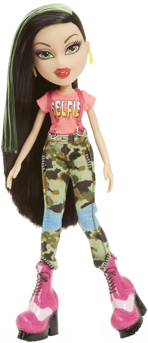 Bratz Кукла Джейд Давай знакомиться цвет одежды розовый хаки981909 Bratz Кукла Джейд Давай знакомиться цвет одежды розовый хаки981909Джейд - настоящая тусовщица, которая к тому же как никто другой разбирается в модных тенденциях. Кукла Джейд выглядит очень стильно и эффектно. Она одета в розовую футболку, брюки цвета хаки и массивные розовые ботильоны на платформе. Яркий образ дополняют квадратные серьги желтого цвета. Длинные черные волосы куколки можно расчесывать и убирать в разнообразные прически. Bratz - это оригинальные куклы-модницы, популярные среди миллионов девочек во всем мире. У куклы большая голова и худощавое тело, большие миндалевидные глаза и блестящие губки. У нее подвижные руки, ноги сгибаются в коленях, а значит, игра с ней станет еще более интересной и увлекательной! Порадуйте свою малышку таким великолепным подарком!