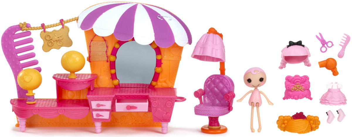 Lalaloopsy Игровой набор с мини-куклой Салон красоты541387_салон красоты Lalaloopsy Игровой набор с мини-куклой Салон красоты541387_салон красотыИгровой набор Lalaloopsy Салон красоты приведет в восторг вашу малышку и подарит ей долгие часы увлекательной и веселой игры. В салоне поместился яркий туалетный столик с зеркалом и парикмахерское кресло. У столика выдвигается ящичек. Набор включает в себя куколку, 3 съемных парика, платье, обувь и аксессуары. Голова, руки и ноги куколки подвижны. Для своего небольшого размера игрушка отлично детализирована. С таким набором ваша малышка сможет создавать различные сюжеты и воплощать их в жизнь, тем самым развивая фантазию и мелкую моторику рук. Маленькая непоседа проведет много увлекательных часов игры, попробовав себя в роли модного стилиста. Все элементы набора выполнены из материала высокого качества, который безопасен для здоровья ребенка.