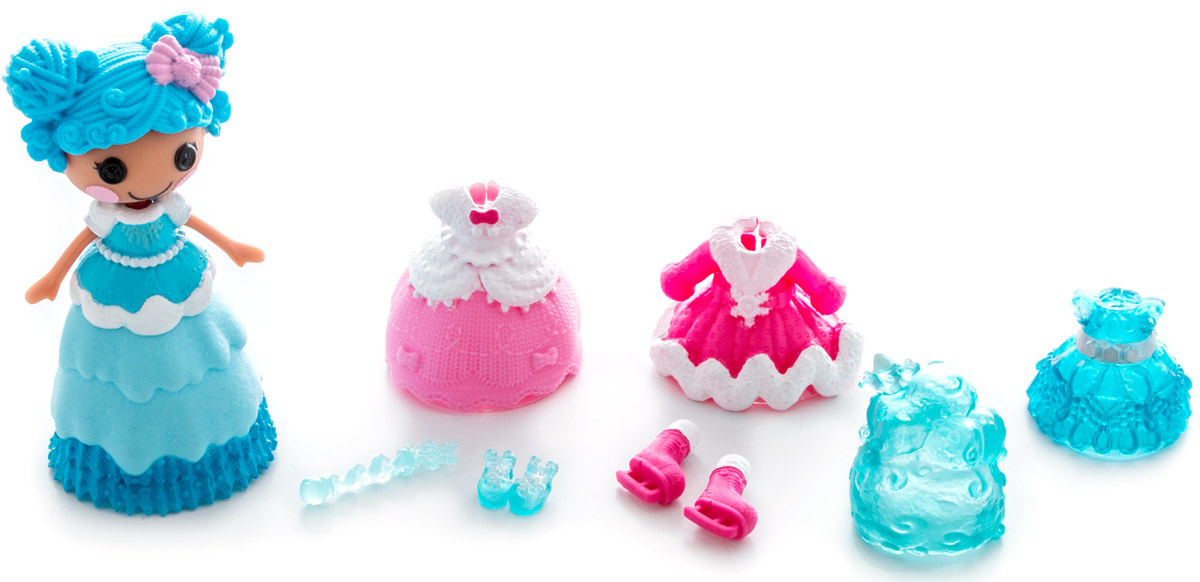 Lalaloopsy Мини-кукла Принцесса Mittens Fluff n Stuff542933_белая ручка Lalaloopsy Мини-кукла Принцесса Mittens Fluff n Stuff542933_белая ручкаМини-кукла Lalaloopsy Принцесса Mittens Fluff n Stuff обязательно понравится каждой девочке. В набор входят мини-кукла с очаровательными розовыми щечками, характерными для всех кукол Lalaloopsy и разнообразные аксессуары для нее: сменные парики, обувь, одежда и волшебная палочка. С их помощью можно менять наряды кукле, создавая новые причудливые образы. Бальное платье принцессы может менять свой цвет! Просто опустите его в холодную воду и увидите результат. Для своего небольшого размера игрушка отлично детализирована. С такой куколкой ваша малышка может создавать различные сюжеты и воплощать их в жизнь, тем самым развивая фантазию и мелкую моторику рук. Все элементы набора выполнены из материала высокого качества, который безопасен для здоровья ребенка.