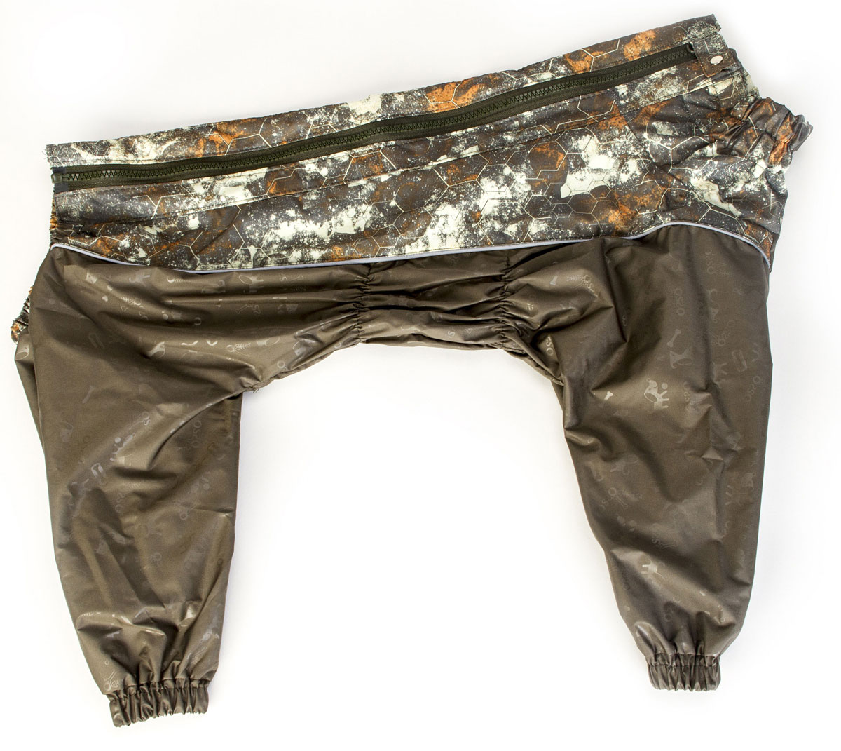 Комбинезон для собак OSSO Fashion, для мальчика, цвет: хаки. Размер 60К-1028-хаки-вставка Комбинезон для собак OSSO Fashion, для мальчика, цвет: хаки. Размер 60К-1028-хаки-вставкаКомбинезон для собак OSSO Fashion изготовлен из водоотталкивающей и ветрозащитной ткани (100% полиэстер). Предназначен для прогулок в межсезонье, в сырую погоду для защиты собаки от грязи и воды. В комбинезоне используется отделка со светоотражающим кантом и тракторная молния со светоотражающей полосой. Комбинезон для собак эргономичен, удобен, не сковывает движений собаки при беге, во время игры и при дрессировке. Комфортная посадка по корпусу достигается за счет резинок-утяжек под грудью и животом. На воротнике имеется кнопка для фиксации. От попадания воды и грязи внутрь комбинезона низ штанин также собран на резинку. Длина спинки: 60 см. Объем груди: 68-92 см.
