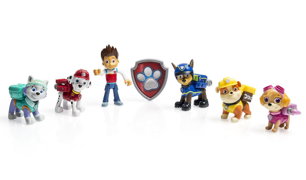 Игровой набор Paw Patrol, 7 элементов16613_20070562 Игровой набор Paw Patrol, 7 элементов16613_20070562Игровой набор Paw Patrol, состоящий из 7 элементов, это великолепный подарок поклонникам известного мультсериала. В набор входят фигурки Маршалла, Скай, Крепыша, Эверест, Гонщика и Райдера. При нажатии на кнопку, расположенную около ошейника, у фигурки открывается рюкзак спасателя. У каждого щенка свой уникальный рюкзак-трансформер. В набор, помимо фигурок героев Paw Patrol, входит 1 бэйджик. Эти фигурки надолго увлекут вашего малыша и непременно станут его любимыми игрушками!