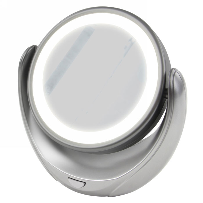 Marta MT-2653, Grey Pearl зеркало с подсветкойMT-2653 Marta MT-2653, Grey Pearl зеркало с подсветкойMT-2653Marta MT-2653 - стильное и элегантное настольное зеркало с подсветкой и пятикратным увеличением отражения одной из поверхностей. Идеально подходит для тщательного нанесения макияжа и ухода за кожей лица. Зеркало позволяет изменять угол наклона для достижения максимального удобства, а также имеет две зеркальные стороны, одна из которых обладает свойством пятикратного увеличения отражения, что особенно важно при кропотливой работе с участками лица, требующими наиболее тщательного внимания. Круговая подсветка по контуру зеркала Marta MT-2653 нормализует и выравнивает освещение, позволяя детально разглядеть все нюансы отражения. Для полноценной работы зеркала используются распространенные элементы питания типа АА на 1,5 В, одного комплекта которых хватит на длительный срок эксплуатации. Простота использования и очистки, функциональность, сопровождающаяся особым комфортом, делают настольное зеркало незаменимым аксессуаром для ухода за лицом и в домашних условиях, и в...
