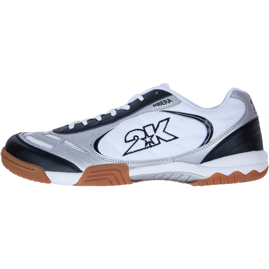 Кеды 2K Sport Ribera, цвет: белый, серебристый, черный. Размер 45125415-white-silver-black Кеды 2K Sport Ribera, цвет: белый, серебристый, черный. Размер 45125415-white-silver-blackУниверсальные кеды серии 2K Sport Ribera выполнены из искусственной кожи и текстиля. Композитная подошва из резины и полимерного материала филон (phylon) обладает хорошей гибкостью и эластичностью в сочетании с износостойкостью. Мягкий и комфортный верх изготовлен из искусственной кожи и текстиля. Эргономичная стелька из ЭВА. Рельефная подошва препятствует скольжению.