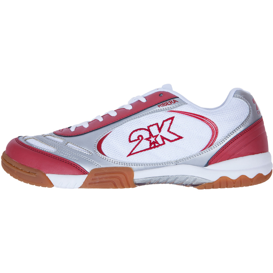 Кеды 2K Sport Ribera, цвет: белый, серебристый, красный. Размер 45125415-white-silver-red Кеды 2K Sport Ribera, цвет: белый, серебристый, красный. Размер 45125415-white-silver-redУниверсальные кеды серии 2K Sport Ribera выполнены из искусственной кожи и текстиля. Композитная подошва из резины и полимерного материала филон (phylon) обладает хорошей гибкостью и эластичностью в сочетании с износостойкостью. Мягкий и комфортный верх изготовлен из искусственной кожи и текстиля. Эргономичная стелька из ЭВА. Рельефная подошва препятствует скольжению.
