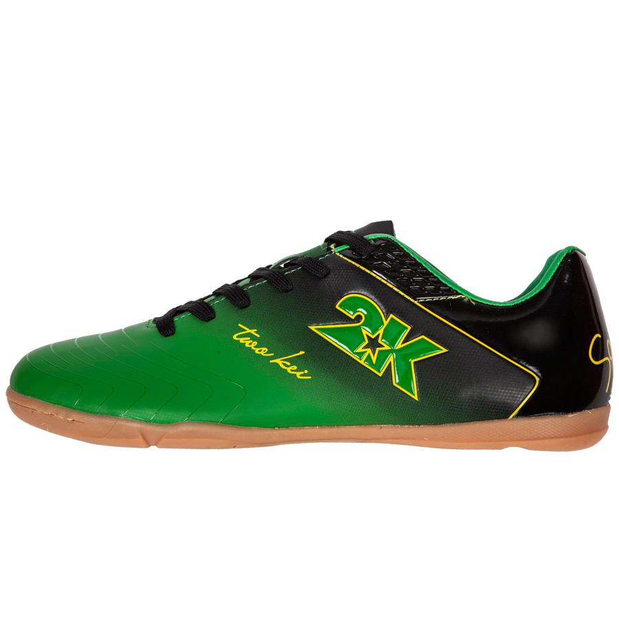 Бутсы для футзала 2K Sport Santos, цвет: зеленый, черный. Размер 43125418-green-black Бутсы для футзала 2K Sport Santos, цвет: зеленый, черный. Размер 43125418-green-blackСверхлегкие футзальные бутсы 2K Sport Santos выполнены из микрофибры по бесшовной технологии. Конструкция имеет твердый задник и пластиковую усилительную вставку (супинатор) для увеличения жесткости на кручение. Современная, тонкая, облегченная, эластичная подошва, конфигурация которой приближена к форме стопы, способствует комфорту и хорошей чувствительности при игре. Бутсы имеют эргономичную стельку. Микрофибра (микрополиуретан) на сегодняшний день является продуктом самых передовых технологий, используемых для изготовления футбольной обуви. В комплекте 2 пары шнурков разного цвета.
