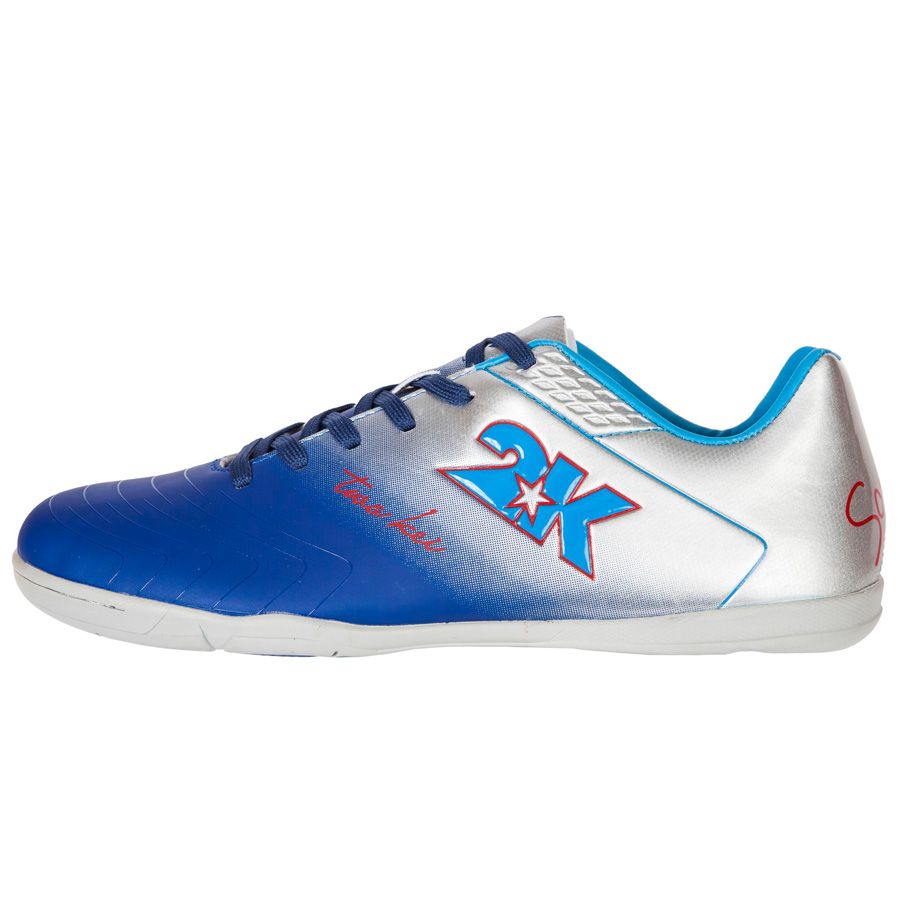 Бутсы для футзала 2K Sport Santos, цвет: темно-синий, серебристый. Размер 38125418-navy-silver Бутсы для футзала 2K Sport Santos, цвет: темно-синий, серебристый. Размер 38125418-navy-silverСверхлегкие футзальные бутсы 2K Sport Santos выполнены из микрофибры по бесшовной технологии. Конструкция имеет твердый задник и пластиковую усилительную вставку (супинатор) для увеличения жесткости на кручение. Современная, тонкая, облегченная, эластичная подошва, конфигурация которой приближена к форме стопы, способствует комфорту и хорошей чувствительности при игре. Бутсы имеют эргономичную стельку. Микрофибра (микрополиуретан) на сегодняшний день является продуктом самых передовых технологий, используемых для изготовления футбольной обуви. В комплекте 2 пары шнурков разного цвета.