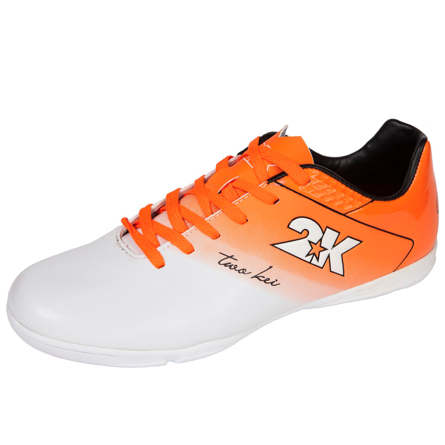 Бутсы для футзала 2K Sport Santos, цвет: белый, оранжевый. Размер 37125418-white-orange Бутсы для футзала 2K Sport Santos, цвет: белый, оранжевый. Размер 37125418-white-orangeСверхлегкие футзальные бутсы 2K Sport Santos выполнены из микрофибры по бесшовной технологии. Конструкция имеет твердый задник и пластиковую усилительную вставку (супинатор) для увеличения жесткости на кручение. Современная, тонкая, облегченная, эластичная подошва, конфигурация которой приближена к форме стопы, способствует комфорту и хорошей чувствительности при игре. Бутсы имеют эргономичную стельку. Микрофибра (микрополиуретан) на сегодняшний день является продуктом самых передовых технологий, используемых для изготовления футбольной обуви. В комплекте 2 пары шнурков разного цвета.