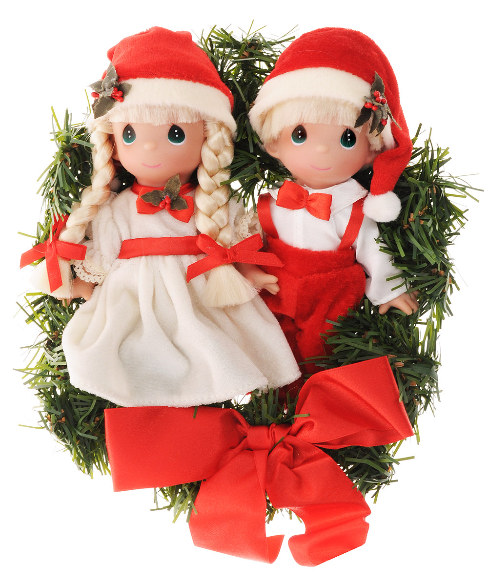 Precious Moments Набор кукол Окруженные радостью в Рождество 2 шт2154 Precious Moments Набор кукол Окруженные радостью в Рождество 2 шт2154Какие же милые эти куколки Precious Moments. Создатель этих очаровательных крошек настоящая волшебница - Линда Рик - оживила свои творения, каждая кукла обрела свой милый и неповторимый образ. Эти крошки могут сопровождать вас в чудесных странствиях и сделать каждый момент вашей жизни незабываемым! Куклы из набора Precious Moments Окруженные радостью в Рождество одеты в традиционные новогодние костюмы. На головах у куколок новогодние колпачки. У куколок большие зеленые глаза. Благодаря играм с куклами, ваша малышка сможет развить фантазию и любознательность, овладеть навыками общения и научиться ответственности. Порадуйте свою принцессу таким прекрасным подарком! Куколки поставляются в круглой подарочной коробке.