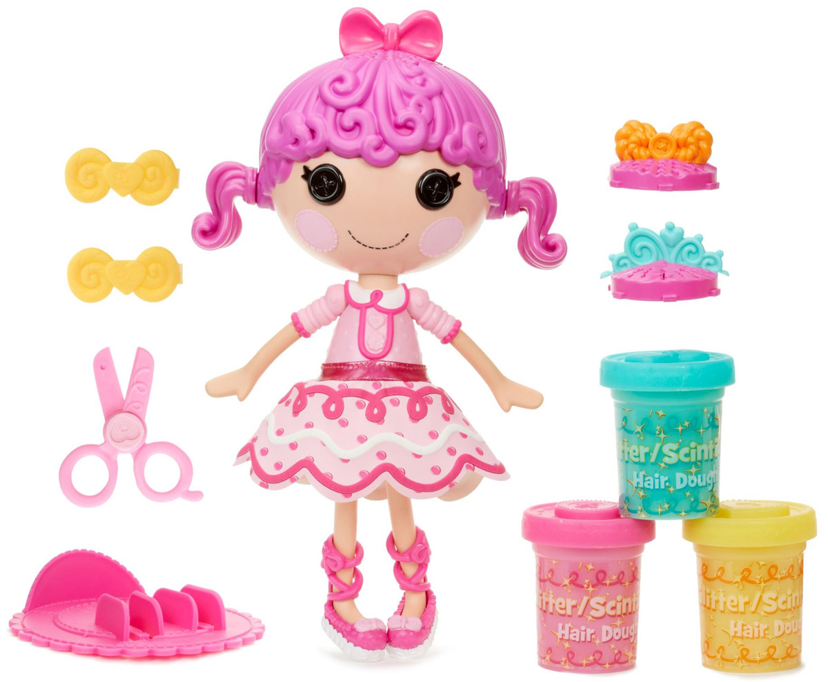Lalaloopsy Игровой набор с куклой Сластена544517 Lalaloopsy Игровой набор с куклой Сластена544517Игровой набор с куклой Lalaloopsy Сластена - это увлекательный набор с очаровательной куколкой с глазами-пуговками, румяными щечками, милой улыбкой и фиолетовыми волосами, украшенными бантом. Куколка одета в розовое платье с воротничком, на ногах у нее - розовые ботиночки. Одежда и обувь куколки снимается, что позволяет малышке самой придумывать образ. Ручки и ножки куклы подвижны, а голова вращается на 360°. В набор также входят ножницы, 3 контейнера, 2 насадки-экструдера, 2 заколки для волос, подставка для куклы. Волосы куклы изготовлены из пластилина и могут отрастать снова и снова. Чтобы прическа Сластены была еще интереснее, используйте разные насадки - форма прядей, также, будет меняться. Они могут быть спиральками, прямыми или волнистыми. Создавайте смешные, необычные прически. Все очень просто выбираем цвет или сочетание цветов, наращиваем их, отрезаем, декорируем. Благодаря играм с куклой, ваша малышка сможет развить фантазию и...
