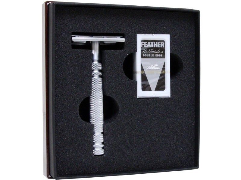 Feather Коллекционная бритва AS-D2S3013205 Feather Коллекционная бритва AS-D2S3013205Абсолютная классика в современном японском исполнении. Выполнена из высококачественной нержавеющей стали. Одна из лучших в мире бритв в плане остроты, и долговечности лезвий. Деликатно и качественно бреет, отлично лежит в руке при использовании.