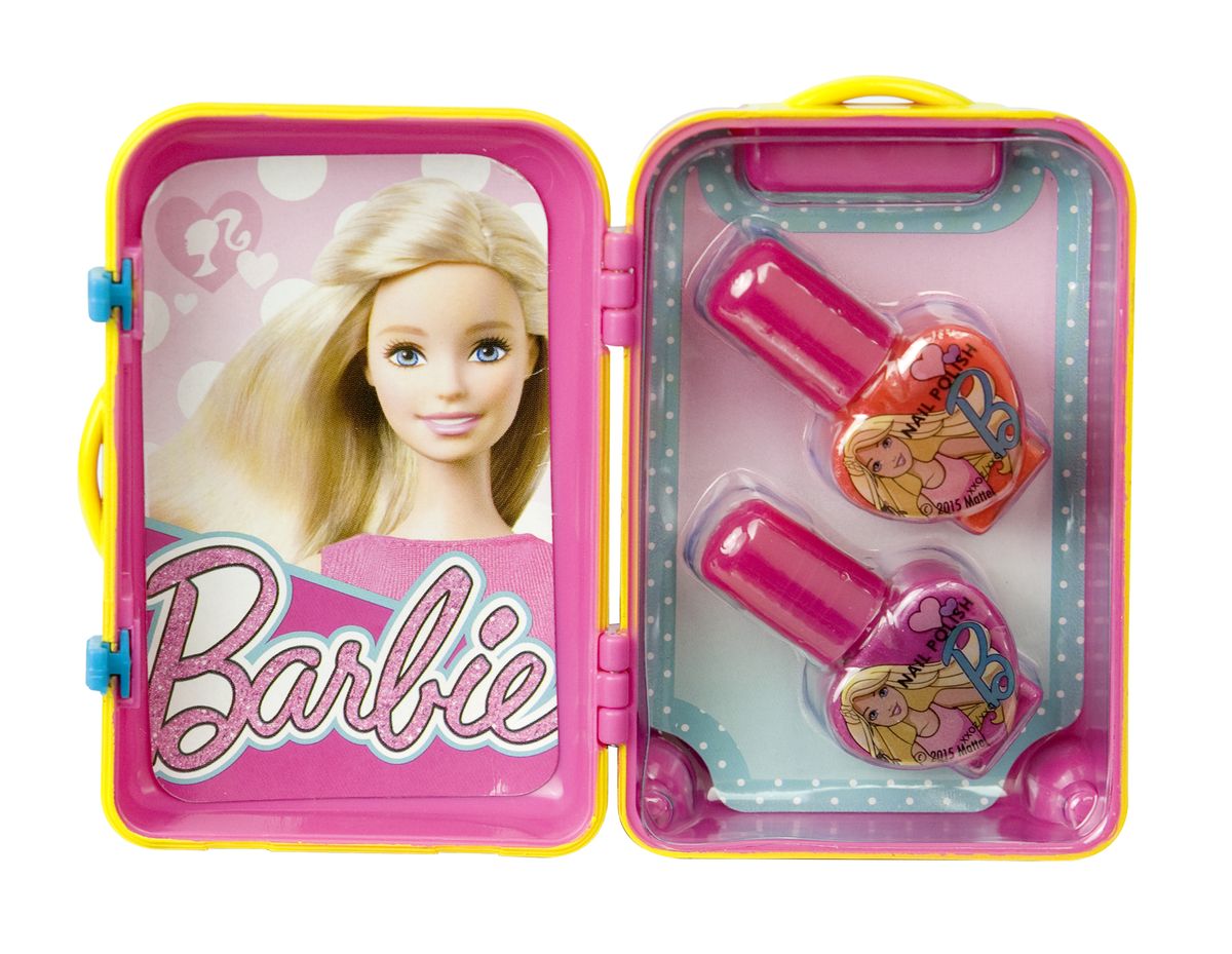 Markwins Игровой набор детской декоративной косметики Barbie 96003519600351 Markwins Игровой набор детской декоративной косметики Barbie 96003519600351С набором Markwins Barbie девочка сможет создать себе яркий, неповторимый образ, дополнив его красивым маникюром! Лаки на водной основе легко наносятся и смываются, цвета очень яркие и насыщенные. Упаковка выполнена в виде гламурного чемоданчика. Детская косметика Markwins создана с соблюдением самых высоких европейских стандартов безопасности. Продукция не содержит парабенов, метилизотиазолинона, пальмового масла. Предназначена для детей от 7 лет. Несмотря на высокое качество продукции и ее общую гипоалергенность, производитель рекомендует проверить индивидуальную реакцию на косметику перед ее использованием. Просто нанесите на кожу немного косметики и подержите 30-60 минут. Если на коже появится покраснение, следует прекратить использование продукции. Эта аллергическая реакция проявляется очень редко и зависит от индивидуальных особенностей организма. Условия хранения: хранить при температуре от +5 до +25 градусов; не допускать попадания прямых солнечных лучей.