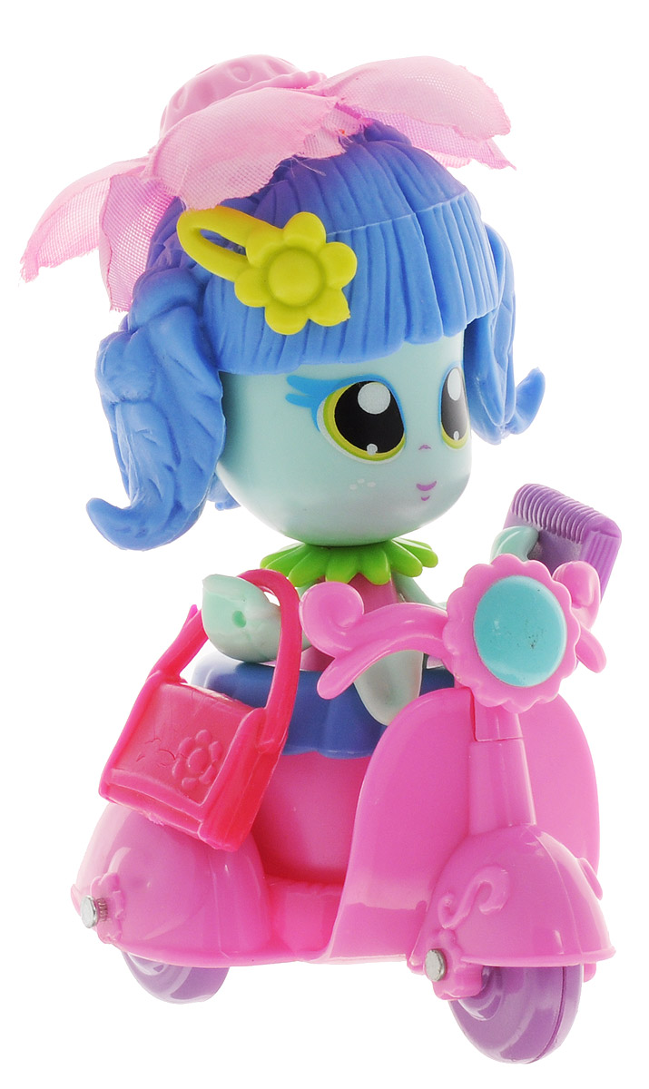 Daisy Игровой набор с куклой Цветочек с мопедом18806_голубой Daisy Игровой набор с куклой Цветочек с мопедом18806_голубойИгровой набор с куклой Daisy Цветочки - это разноцветные разборные игрушки, которые могут меняться между собой горшочками, прическами, цветочными шляпками и аксессуарами. Игрушка выполнена в виде куколки в цветочном горшочке. У куколки огромные нарисованные глазки, ручки-лепестки и голубые волосы. Прическа куколки украшена съемной текстильной шляпкой в виде цветка. Дополняют модный образ куколки розовая сумочка, записная книжка и украшение для волос. В комплекте с куколкой имеется мопед розового цвета. Цветочек может кататься по дорожкам любимого города на таком замечательном транспорте. Куколки-цветочки можно наряжать, меняя их образы, брать с собой в дорогу или в гости! Соберите коллекцию и подружите куколок между собой! Мини-кукла Daisy Цветочек ароматизированная.