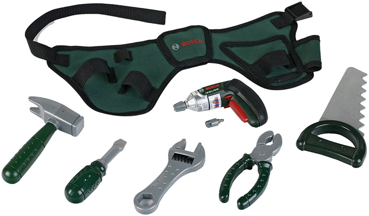 Klein Игрушечный набор инструментов Bosch 84938493 Klein Игрушечный набор инструментов Bosch 84938493Игрушечный набор инструментов Bosch на прочном ремне позволит юному мастеру всегда быть во всеоружии. Ведь из своего поясного ремня он может достать один из 6 предметов, необходимых для починки чего угодно. Вам предстоит собирать, разбирать и строить, пользуясь механизированным игрушечным шуруповертом и отверткой. Развлечение для настоящих мужчин! На удобном ремне, который можно пристегнуть на талию, в каждом кармашке разложены: шуруповерт; отвертка; молоток;пила. Шуруповерт работает в двух режимах (раскручивание и закручивание), может менять скорости работы, а также издает жужжание. Все элементы набора выполнены из качественного и безопасного пластика. Для работы шуруповерта необходимо купить 2 батарейки напряжением 1,5V типа ААА (не входят в комплект).