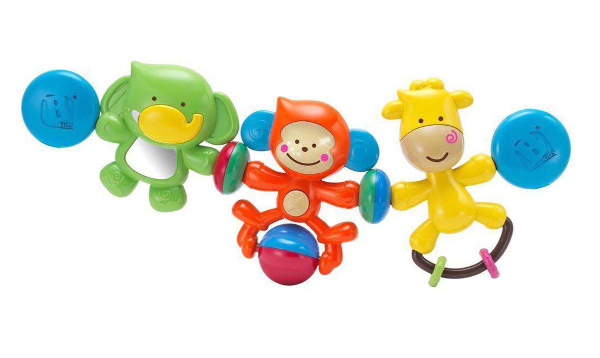 B kids Игрушка-подвеска Веселые друзья004643 B kids Игрушка-подвеска Веселые друзья004643Игрушка-подвеска B kids Веселые друзья со световыми и звуковыми эффектами предназначена для того, чтобы развлечь малыша в пути. Благодаря универсальным креплениям, она подходит и для коляски, и для автокресла-переноски. Подвеска включает в себя три игрушки, окрашенные в разные цвета и обладающие различным функционалом. Это зеленый слоненок с безопасным зеркальцем в животе, оранжевая обезьянка с шариком-погремушкой и желтый жираф с подвижными кольцами. Для работы игрушки необходимы 2 батарейки типа LR44 (AG13) напряжением 1,5V (товар комплектуется демонстрационными).