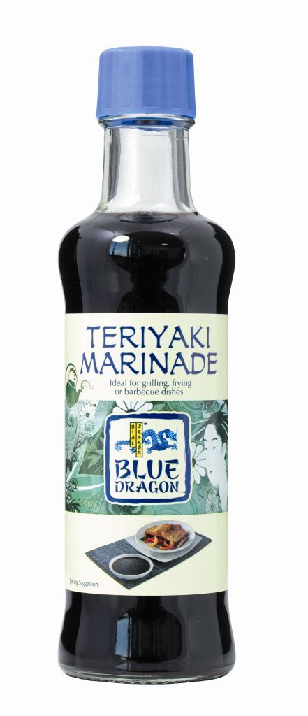 Blue Dragon Терияки маринад, 150 мл010596 Blue Dragon Терияки маринад, 150 мл010596Придаст карамельный цвет, хрустящую корочку, сладко-пряный вкус и восхитительную сочность жареным овощам и мясу. Замаринуйте мясо, рыбу или овощи перед обжаркой или дополните вкус уже готовых блюд. Особенно хорошо сочетается с курицей и индейкой, придавая их нежному мясу аппетитную сладость и сочность. Также удачно дополнит лапшу с говядиной и овощами. Терияки - это один из приемов японской кулинарии, в котором овощи, мясо или рыба предварительно маринуются в специально бленде соевого соуса и пряных приправ, а затем быстро обжариваются на гриле или в сковороде вок.