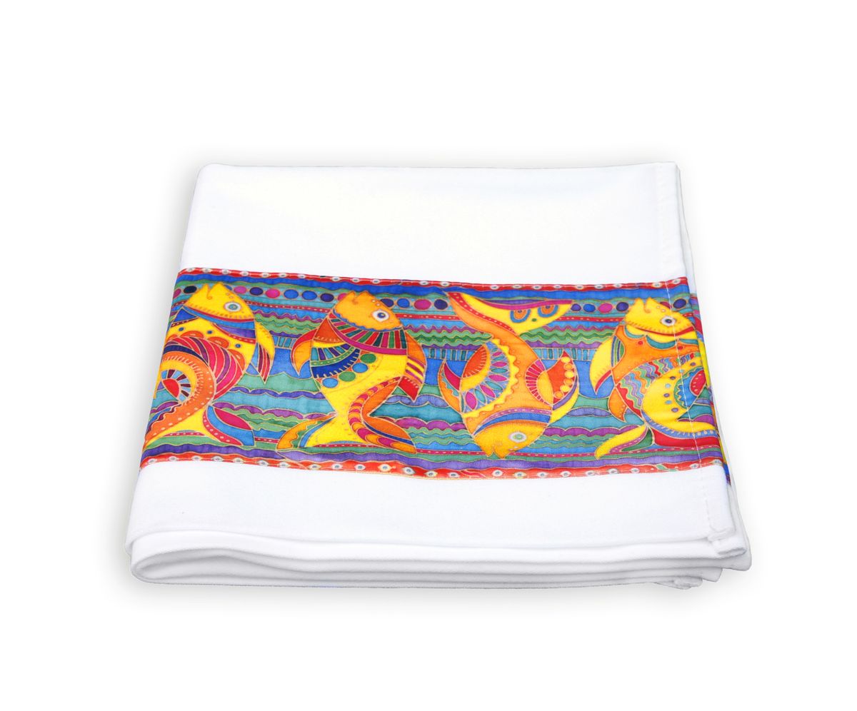 Рушник GiftnHome Рыбы, 45 х 74 смTWL- Рыбы Рушник GiftnHome Рыбы, 45 х 74 смTWL- РыбыРушник GiftnHome Рыбы изготовлен из натурального материала молескин - это прочная хлопчатобумажная ткань, очень приятная и мягкая на ощупь. Декор выполнен из атласа (искусственный шелк). Рушник - это национальный предмет обыденного и ритуального назначения, который несет историю народной культуры и народного творчества славян, он наделяется семантикой пути, дороги, соединения, связывания. В обрядах выступает в качестве дара, оберега, покрывала, украшения, символа праздника, имеет знаковую, символическую и оповестительную функцию. Белый цвет, присущий рушнику, всегда ассоциировался с чистотой, очищением, сакральностью, добром, а, следовательно, защитой от всего дурного. Это придавало рушнику оттенок святости, делало его оберегом и символом удачи в любом деле. Рушники широко используются на свадьбе, при родах и крестинах, в календарных обрядах, в магии, медицине. Функционально рушник полностью применим как полотенце для рук или лица, для кухни или ванной комнаты.