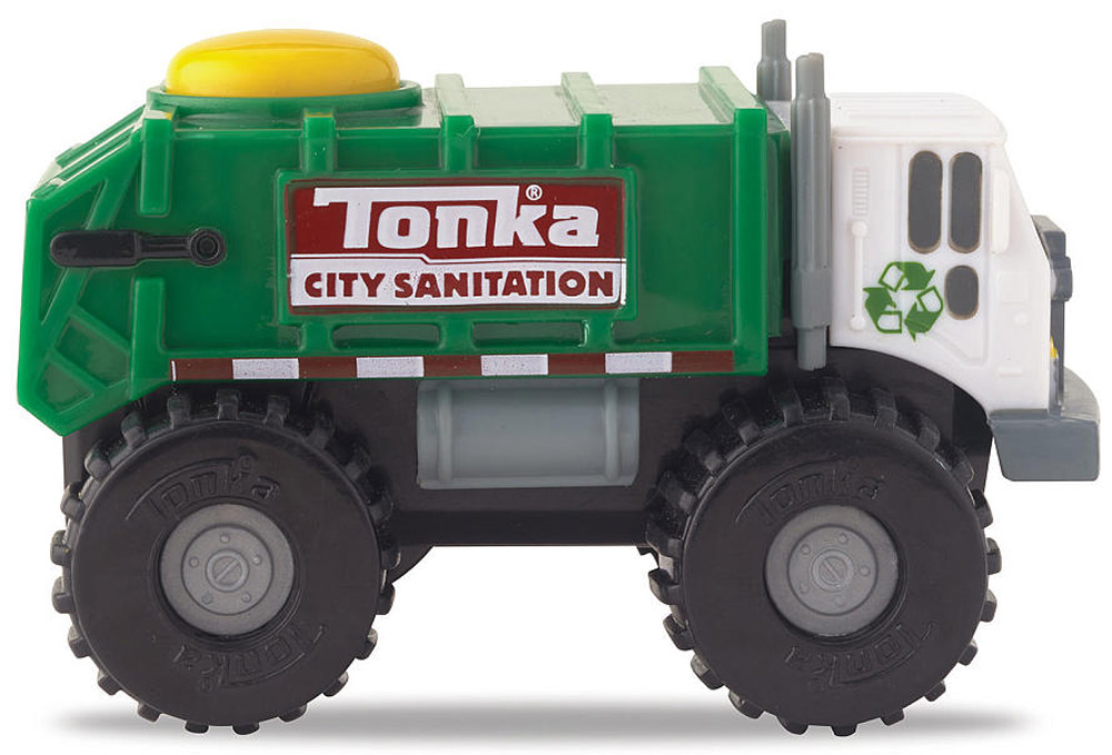 Tonka Мусоровозmusorovoz/ast51296 Tonka Мусоровозmusorovoz/ast51296Машинка Tonka Мусоровоз станет отличным подарком юному любителю гонок. Кабина автомобиля выполнена в белом цвете и имеет серые тонированные стекла, а также очень реалистично прорисованные дверцы. Зеленый кузов машинки по бокам имеет рисунок. Яркости автомобилю придают блестящие серебристые диски на колесах. А если ваш ребенок нажмет на большую желтую кнопку, располагающуюся на крыше кузова, то машинка быстро помчится вперед. Собери всю коллекцию машинок данной серии и играй в них вместе с друзьями, придумывая разные игровые сюжеты! Также машинка подойдет для треков этой серии. Машинка продается в яркой блистерной упаковке. Для работы требуются 2 батарейки ААА (входят в комплект).