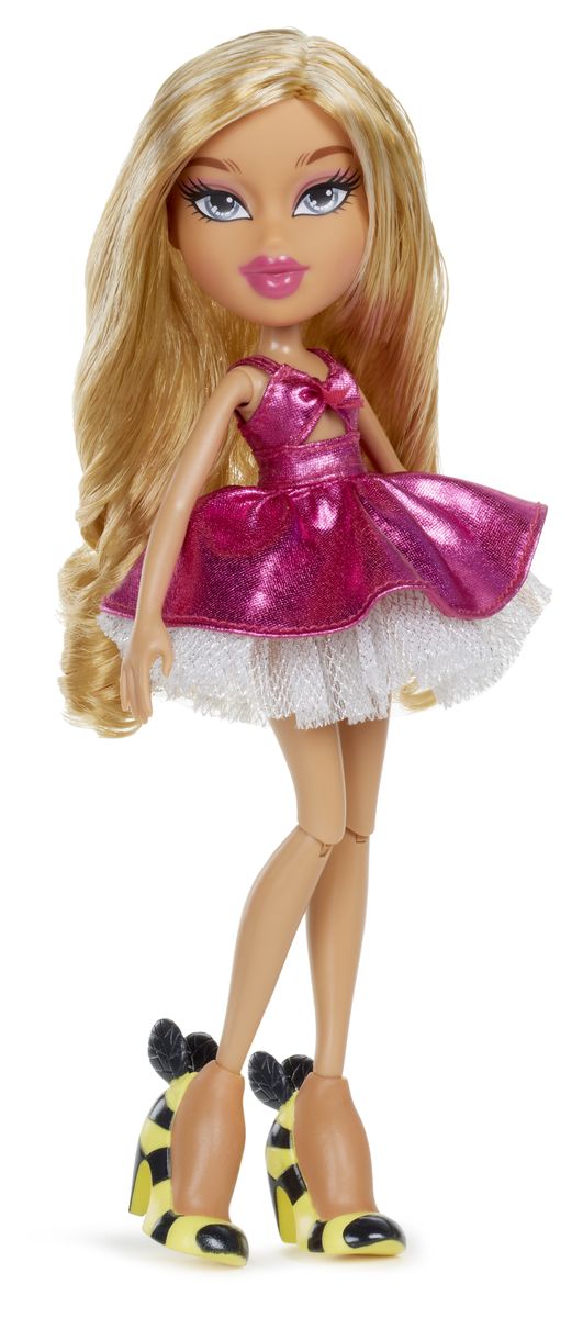Bratz Кукла Рая536963 Bratz Кукла Рая536963Bratz - это оригинальные куклы-модницы, популярные среди миллионов девочек во всем мире. У куклы большая голова и худощавое тело, большие миндалевидные глаза и блестящие губки. У нее подвижные руки, ноги сгибаются в коленях, а значит и игра с ней станет еще более интересной и увлекательной! Длинноволосая смуглянка Рая очень милая и любит подурачиться, а также обожает гламурный стиль. Она одета в ярко-розовое платье с пышной юбкой и массивные туфли в полоску. В набор также входит сменный наряд: серебристые брюки, белая блузка с коротким рукавом и голубой полушубок. Помимо этого в комплекте имеются стильные аксессуары. Игра с куклами помогает девочкам развивать важные социальные навыки и способности, она активизирует мышление, формирует умение заботиться о других, логику, мелкую моторику и воображение, помогает проработать сценарии взаимодействия с людьми.