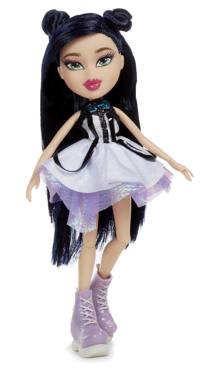 Bratz Кукла Джейд536970 Bratz Кукла Джейд536970Кукла Bratz Джейд - черноволосая красавица и самая главная модница среди Bratz. Она обожает шоппинг и гламурные журналы, откуда она и черпает вдохновение для своих неподражаемых образов. Кукла одета в короткое сиреневое платье с пышной юбкой, а также массивные ботинки на шнурках. В комплекте прилагается сменный наряд, а также аксессуары. Bratz - это оригинальные куклы-модницы, популярные среди миллионов девочек во всем мире. У куклы большая голова и худощавое тело, большие миндалевидные глаза и блестящие губки. У нее подвижные руки, ноги сгибаются в коленях, а значит, игра с ней станет еще более интересной и увлекательной!