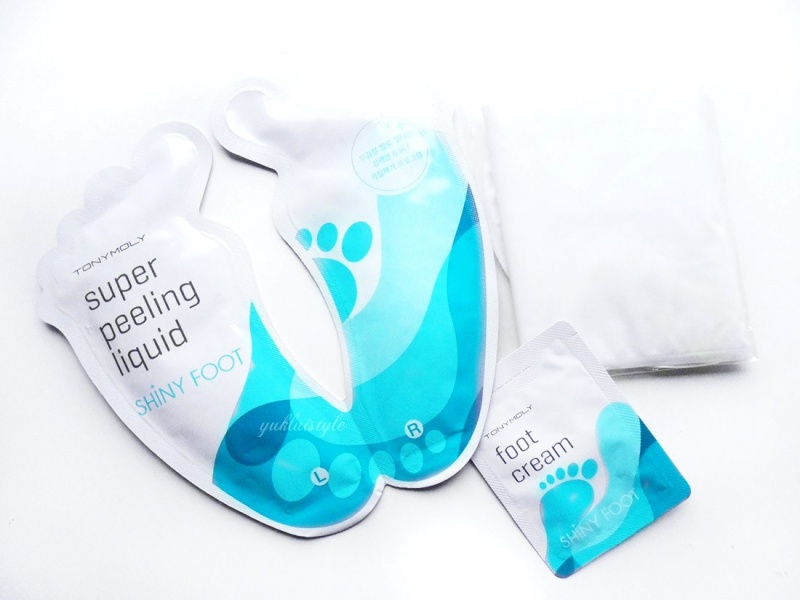 TonyMoly Пилинг-носочки для ног Shiny Foot Super Peeling Liquid, 25мл*2штBD03009400 TonyMoly Пилинг-носочки для ног Shiny Foot Super Peeling Liquid, 25мл*2штBD03009400Особый уход за уставшей кожей стоп с натопышами и мозолями. Эффективный пилинг для ног одновременно действует в 6 направлениях: мягко удаляет верхний слой омертвевшей кожи, восстанавливает водный баланс, дезодорирует ноги и устраняет неприятные запахи, снимает стресс и усталость. Пилинг смягчает огрубевшие участки и способствует ускоренной регенерации кожи стоп. Продукт содержит вытяжки из растений и фруктов, которые благотворно влияют на кожу ног. Через 2 недели после использования кожа на ножках полностью обновляется и становится нежной и розовой как у ребенка. Объем: 25мл*2
