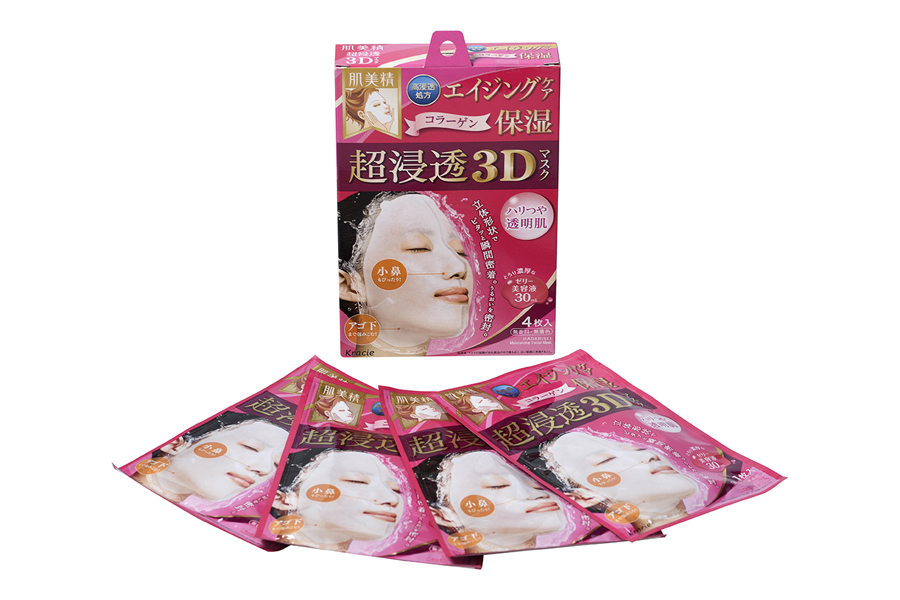Kracie 63067 Hadabisei Маска для лица увлажняющая и омолаживающая Hadabisei 3D - лифтинг, 4 шт63067kr Kracie 63067 Hadabisei Маска для лица увлажняющая и омолаживающая Hadabisei 3D - лифтинг, 4 шт63067krИнновационная тканевая маска увлажняет и омолаживает кожу лица. Рекомендуется для ухода за кожей после 30 лет. Косметическая жидкость в виде молочка имеет нано-обработку, при которой частицы имеют размер 10^-9 миллиметра, что позволяет активным компонентам глубже проникнуть в слои кожи. • Гликозилтрегалоза - увлажняющее и смягчающее кожу вещество аминокислотной группы. • Маточное молочко является стимулятором клеточного обмена, нормализует секрецию жировых желёз, тонизирует кожу, улучшает её эластичность, возвращая молодость коже. • Экстракт соевых бобов, богатый изофлавонами, питает и увлажняет кожу, придает ей упругость, повышает активность кожных клеток, выравнивает тон кожи. • Экстракт микроводоросли Haematococcus Pluvialis астаксантин - антиоксидант уникальной силы. Он действует под поверхностью кожи, сокращая мимические и возрастные морщинки, повышая уровень увлажненности кожи и восстанавливая ее эластичность. Основа маски имеет мягкую объёмную текстуру, за счет 3D-формы хорошо...
