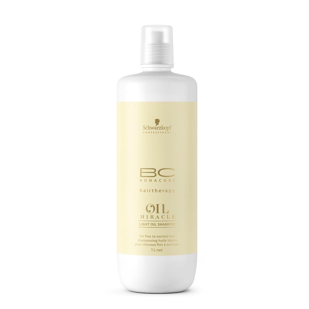 Bonacure Блеск Шампунь Oil Miracle Light для тонких волос 1000 мл099-2074774/1913877 Bonacure Блеск Шампунь Oil Miracle Light для тонких волос 1000 мл099-2074774/1913877Для ежедневного максимально мягкого очищения тонких волос и придания им большей силы и пышности лаборатория немецкой косметической компании Schwarzkopf разработала специальный шампунь для тонких волос Bonacure Oil Miracle Light Shampoo. Этот профессиональный продукт имеет уникальную формулу, которая не содержит силиконов, неприятно утяжеляющих пряди. По этой причине волосы не утрачивают естественного объема и остаются продолжительное время воздушными и свежими. Данный шампунь в своем составе содержит сбалансированное сочетание масел марулы и арганы, в результате чего волосы получают требуемое им питание, становятся более крепкими на уровне кортекса и разглаживаются от корней до кончиков. Каждая последующая процедура делает их все более гладкими и шелковистыми, роскошными и блестящими. Еще аргановое масло обладает сильными антиоксидантными свойствами, что позволяет полностью распрощаться с проблемами хрупких стержней волос и посеченных кончиков. Благодаря присутствию специального...