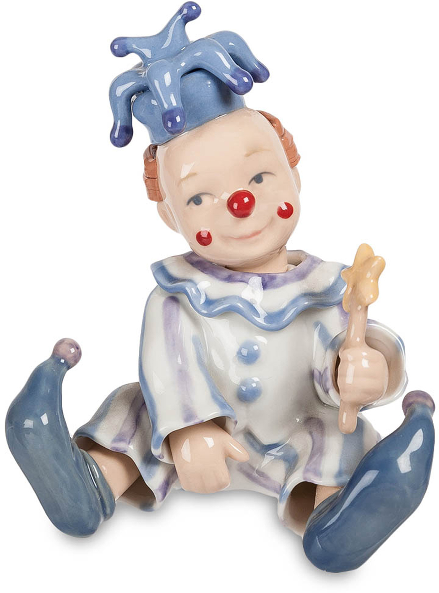 Фигурка Pavone Клоун. CMS-23/19CMS-23/19 Фигурка Pavone Клоун. CMS-23/19CMS-23/19Фигурка Клоун (Pavone) Для того чтобы вызывать у себя милые и светлые воспоминания о своем детстве, достаточно приобрести забавную фигурку веселого клоуна. Стоит поставить его на самом видом месте, и можно не заметить, что при каждом взгляде на него, у вас непроизвольно появляется добрая улыбка, а настроение, несомненно, только улучшится. Ничто так не дается нам дешево, и не ценится так дорого, как такие безделушки, значение которых очень трудно переоценить. На фоне больших и громоздких, серьезных преподношений, ваш клоун обязательно сможет разрядить обстановку, создаст праздничную атмосферу и подарит всем гостям и виновнику торжества много радости. А если учесть, что все фигурки компании-производителя Pavone выпускаются ограниченным тиражом, то эксклюзивность такого подарка только увеличится.