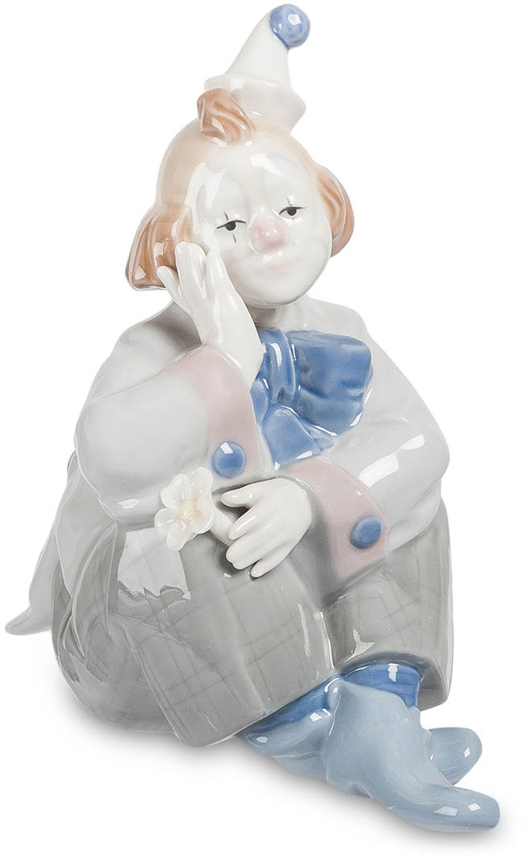 Фигурка Pavone Клоун. CMS-23/21CMS-23/21 Фигурка Pavone Клоун. CMS-23/21CMS-23/21Фигурка Клоун (Pavone) Клоун в своей сценической одежде, с забавным колпачком на голове, присел отдохнуть. Может быть, у него перерыв между выходами на арену – надо же и другим артистам дать возможность выступить. Настроение у него печальное – может быть, не успел он вручить своей любимой цветок, который держит в руке. А, может, дело происходит на арене, и это у него такой номер: сидит клоун с цветком в руке и грустно смотрит на всех зрителей. В этом случае печаль его наигранная, но насколько же правдоподобно он ее изображает! В любом случае клоуну нельзя долго грустить – своих слез он никому не показывает. Да здравствуют веселье и смех!