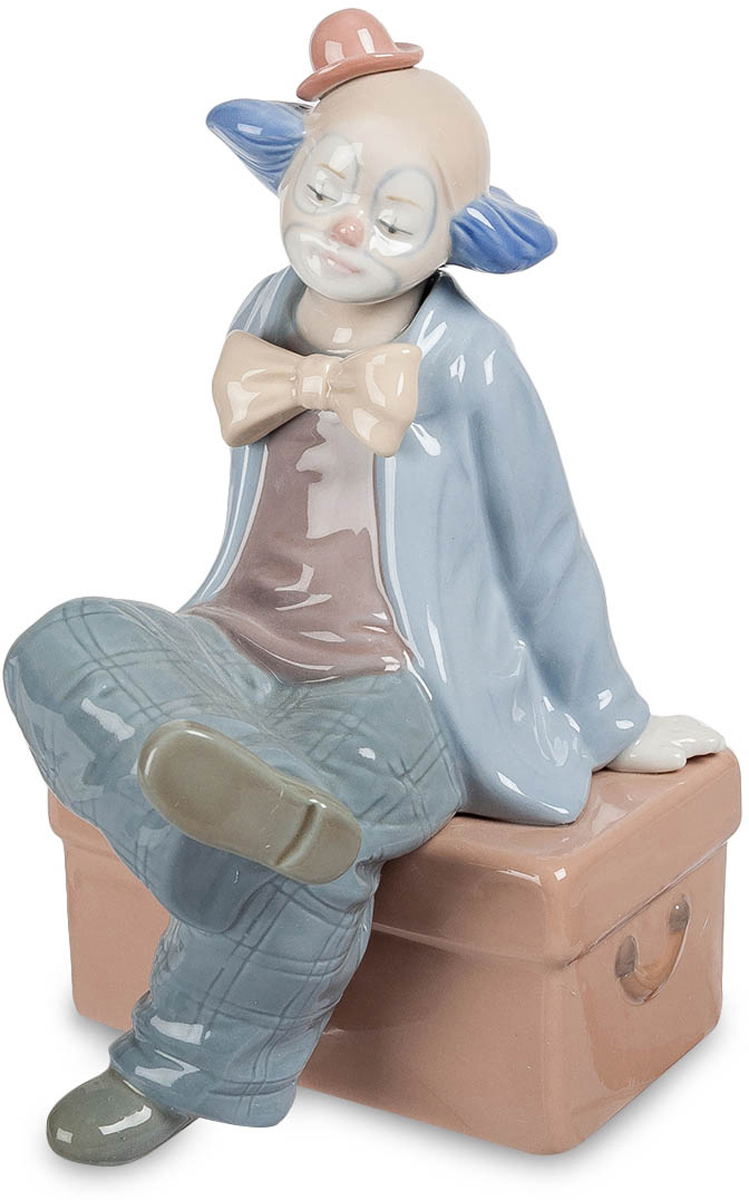 Фигурка Pavone Клоун. CMS-23/22CMS-23/22 Фигурка Pavone Клоун. CMS-23/22CMS-23/22Фигурка Клоун (Pavone) Мы привыкли, что клоуны всегда сыплют остроумными шутками, тем самым веселя публику. Но тогда, когда клоунов никто не видит, они так же, как и остальные люди, могут предаваться грусти и печали. Фигурка Клоун, входящая в коллекцию бренда Pavone, знакомит нас с непривычным клоунским образом. Герой этой фарфоровой композиции является весельчаком и балагуром, однако сейчас он сидит на чемодане, устало опустив плечи, и понуро потупив взгляд. Возможно, клоун о ком-то скучает или предается нерадостным воспоминаниям. Фигурка Клоун, выполненная из фарфора и покрытая пастельными перламутровыми красками, станет отличным подарком для всех любителей оригинальных интерьерных украшений.