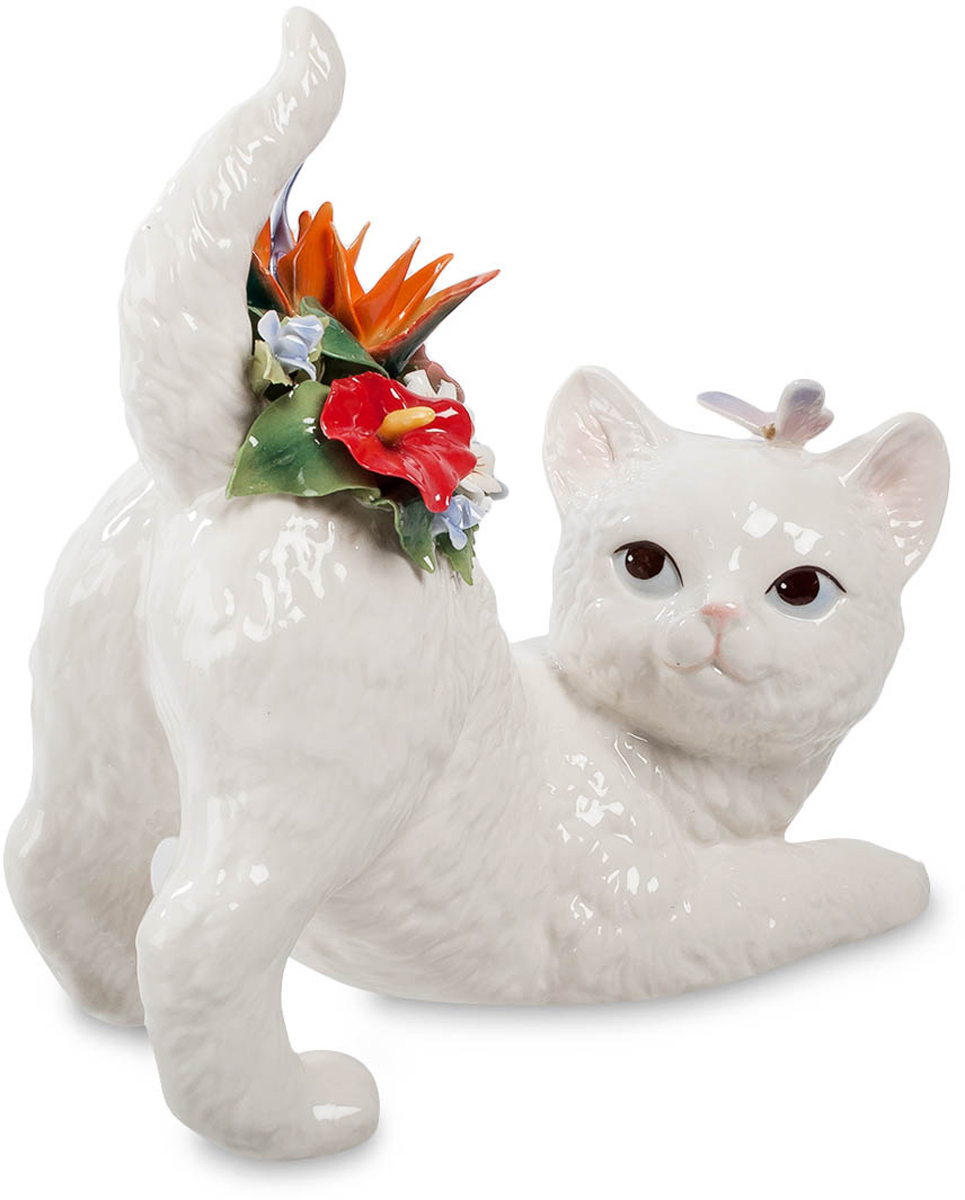Фигурка Pavone Котенок. CMS-15/38CMS-15/38 Фигурка Pavone Котенок. CMS-15/38CMS-15/38Фигурка Котенок (Pavone) Симпатичный беленький котенок оглядывается назад с удивлением – кто это поместил ему на спинку целый букет цветов? Букет действительно небольшой, но очень красивый и яркий, даже не верится, что все эти разноцветные тоненькие лепестки изготовлены из фарфора. Но беспокойства котика на этом не окончились – на голову ему приземлилась бабочка, собирающаяся, похоже, перелететь на этот букет. Ну, совсем покоя нет – только собрался полежать и подремать, как напали со всех сторон: одни цветами украсили, другие летают вокруг. А впрочем, чего расстраиваться: с букетом котенок еще красивее стал. А вот бабочку, наверно, прогонит, чтобы спать не мешала…
