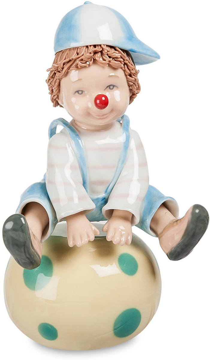 Музыкальная фигурка Pavone Клоун. CMS-23/11CMS-23/11 Музыкальная фигурка Pavone Клоун. CMS-23/11CMS-23/11Музыкальная фигурка Клоун (Pavone) Клоун уселся верхом на огромный мяч и готовится повеселить зрителей. Из всей клоунской раскраски на его лице только характерная красная нашлепка на кончике носа. Шапочку с козырьком он развернул вбок – так забавнее. Но он не просто сидит на мяче и даже не прыгает через него. Эта фигурка – не простая, а музыкальная, и если завести ключиком пружинный механизм, будут звучать звуки музыки, а клоун на мяче начнет вращаться. Совершенно неожиданное действие, зато смотрится действительно смешно. И пусть этот клоун только учится выступать на цирковой арене, он еще мальчишка, который только мечтает о цирке, но номер у него явно получился.