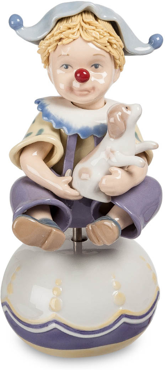 Музыкальная фигурка Pavone Клоун. CMS-23/14CMS-23/14 Музыкальная фигурка Pavone Клоун. CMS-23/14CMS-23/14Музыкальная фигурка Клоун (Pavone) Маленький клоун сидит на какой-то полусфере. Это явно еще ребенок и клоунада его – лишь попытки подражать мастерам этого непростого циркового искусства. Но одет по всем правилам, ярко и смешно. Носик с красной нашлепкой, забавная клоунская шапочка, широкий резной воротник. На руках у мальчика – щенок. Многие клоуны выступают в паре с дрессированным песиком, и пусть малыш еще не сумел ничему научить будущего партнера – все еще впереди. Итак, клоун начинает свой номер. Раздается музыка и фигурка начинает вращаться. Оказывается, это не простой сувенир, а музыкальный – хорошее развлечение для всех домочадцев.