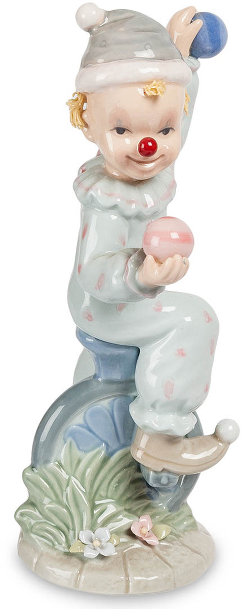 Фигурка Pavone Клоун на уницикле. CMS-23/27CMS-23/27 Фигурка Pavone Клоун на уницикле. CMS-23/27CMS-23/27Фигурка Клоун на уницикле (Pavone) Кататься на одноколесном велосипеде – дело очень непростое, требующее умения и ловкости. Но клоун явно делает это уверенно, да еще и мячиками собирается на ходу жонглировать. Может быть, он просто пародирует выступавших перед ним жонглеров? Профессия клоуна – многогранная. Он должен уметь делать то же, что и другие артисты, и даже лучше них, при этом еще и веселя публику своими шутками. Путь к вершинам мастерства клоуна сложен, как поездка на велосипеде с одним колесом. Подарите такую фигурку начинающему клоуну – пусть она станет его талисманом и поможет с улыбкой на лице преодолевать любые сложности.