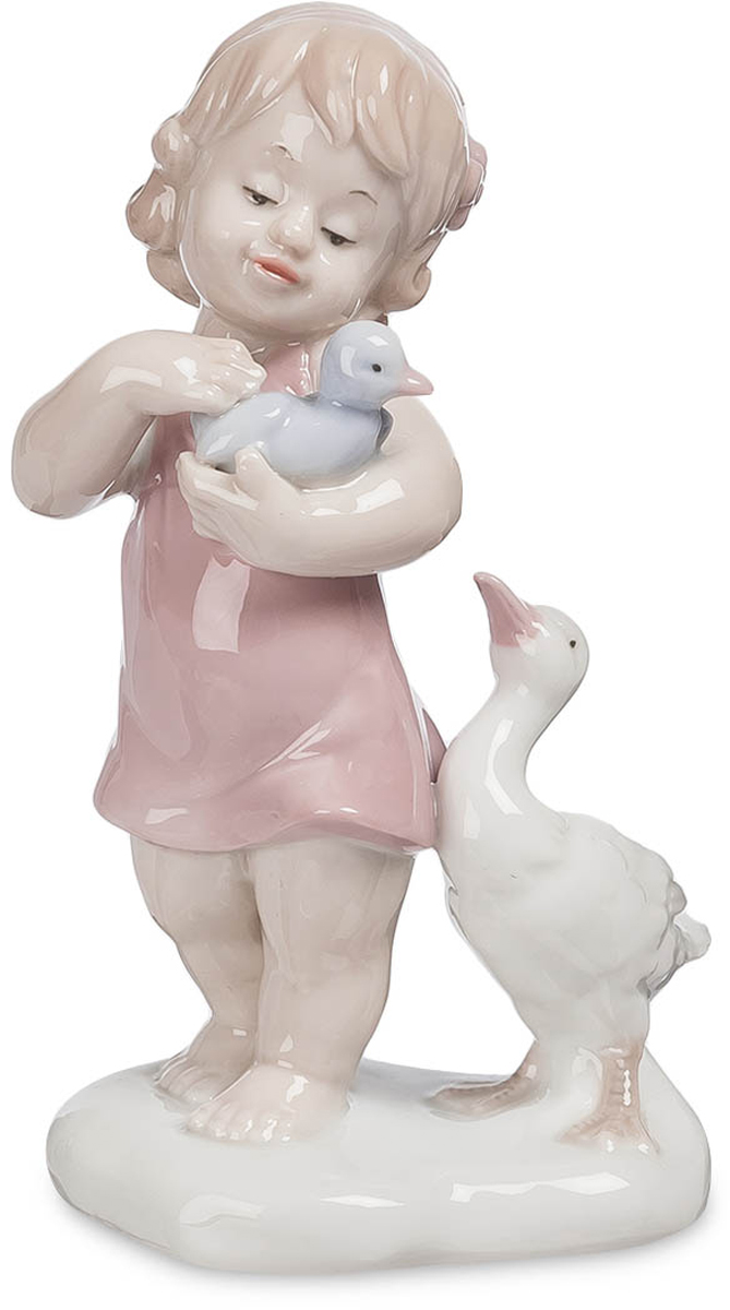 Фигурка Pavone Девочка. JP-42/ 3JP-42/ 3 Фигурка Pavone Девочка. JP-42/ 3JP-42/ 3Фигурка Девочки высотой 14 см. Каждая девочка мечтает побыть мамой, хоть чуть-чуть! Общение с домашними животными – лучшая школа для ребенка, дающая представления о внешнем мире и правилах, которые в нем действуют. Дети, выросшие в окружении животных, проще и естественнее входят в мир взрослых отношений. Фарфоровая статуэтка Девочка изображает кроху с гусенком на руках; судя по наряду и поведению, в деревне она проездом и с интересом знакомится с животным миром сельской местности. Одежда юной натуралистки состоит из короткого розового платья. Скромный наряд лишь приближает ее к животному миру, в котором одеждой является кожа, шкура или оперение. Девочку заинтересовал голубой гусенок, которого она держит в левой руке и поглаживает правой. Родительница-гусыня с трудом переживает разлуку с ребенком и с нетерпением ждет возвращения малыша у ног девочки. Высота статуэтки – 14 сантиметров. Ей можно превосходно украсить кухню, спальню, одну из комнат...