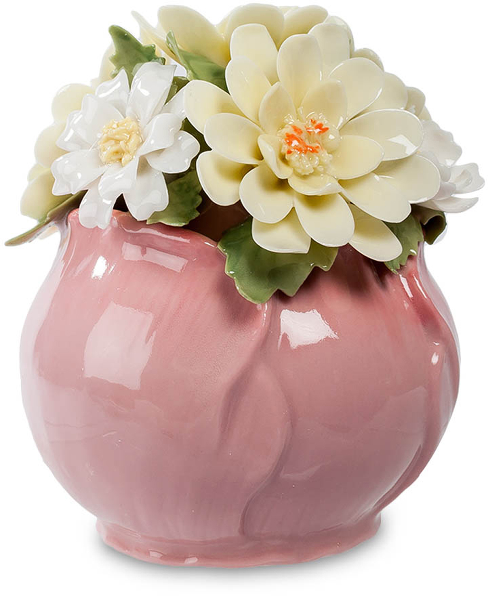 Композиция Pavone Маргаритки. CMS-33/29CMS-33/29 Композиция Pavone Маргаритки. CMS-33/29CMS-33/29Композиция Маргаритки (Pavone) Эта цветочная композиция – миниатюрный сувенир. Ваза, являющаяся ее основой, выполнена как будто из лепестков розового цветка, а сама композиция представлена белыми с легчайшим желтоватым отливом цветами маргариток. Контрастным фоном служат темно-зеленые листья. Лепестки кажутся живыми, из такого тончайшего фарфора они выполнены. Если такую композицию подарить на память, она сохранится на долгие годы – о том, кто ее подарил, будут помнить всегда. Это – преимущество фарфоровых цветов перед живыми: те, увы, быстро увядают, так что дарят их на несколько дней. А эти маргаритки будут вас радовать несколько лет.