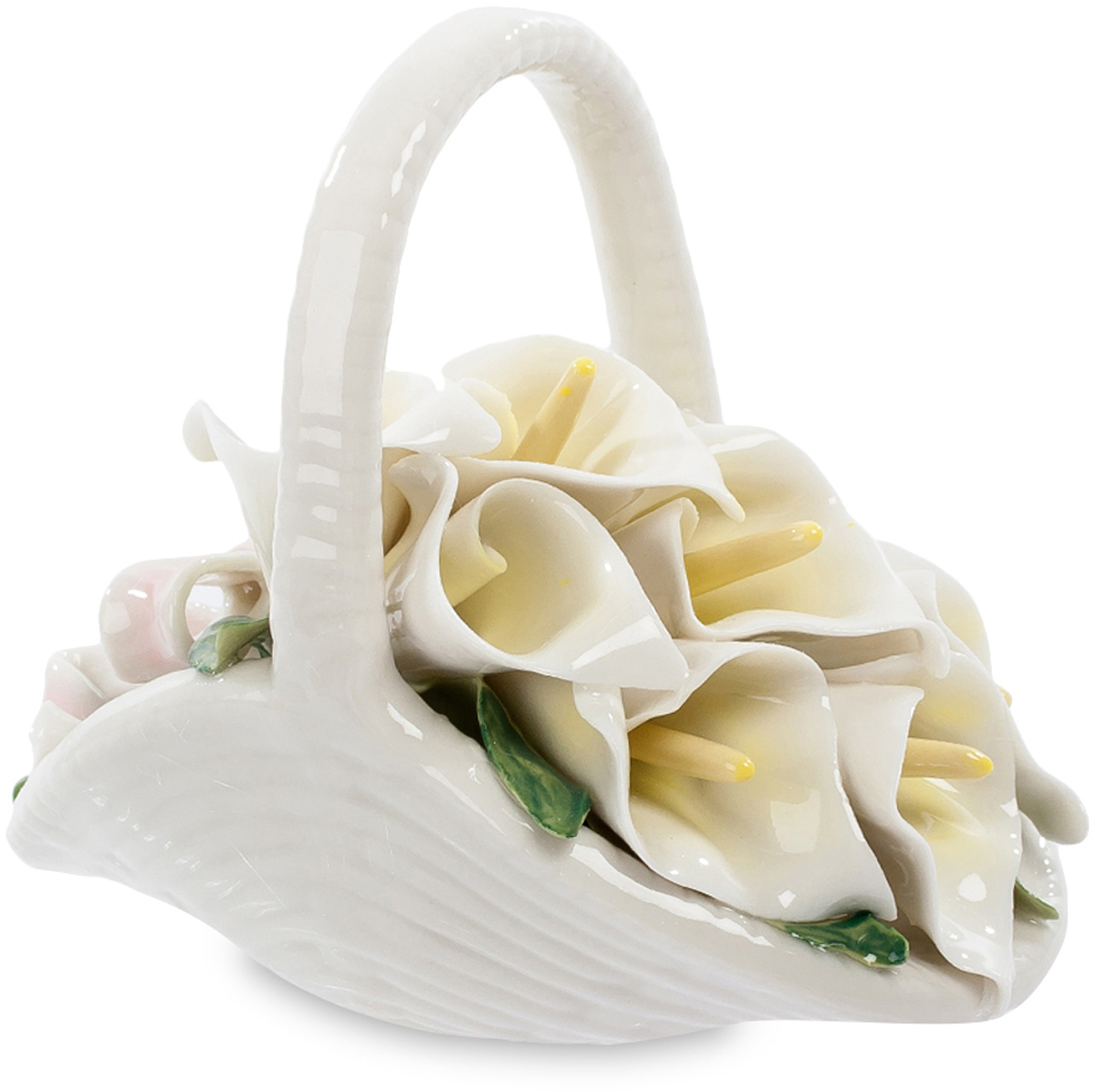 Композиция Pavone Цветочное очарование. CMS-33/51CMS-33/51 Композиция Pavone Цветочное очарование. CMS-33/51CMS-33/51Композиция Цветочное очарование (Pavone) Вся эта цветочная композиция выстроена в исключительно белых тонах. В белой фарфоровой корзиночке аккуратно выложены белые цветы каллы, торжественные, строгие, с бледно-желтыми пестиками. Букет калл перевязан бледно-розовым бантиком – настоящий свадебный букет! И только сочная зелень листьев выделяется на белом фоне. Не верится, что вся эта композиция – от корзинки до ленточки и до нежных лепестков – выполнена из фарфора. А, значит, эти цветы никогда не завянут и будут круглый год напоминать о торжестве, по случаю которого были подарены. И о том, кто именно их подарил!