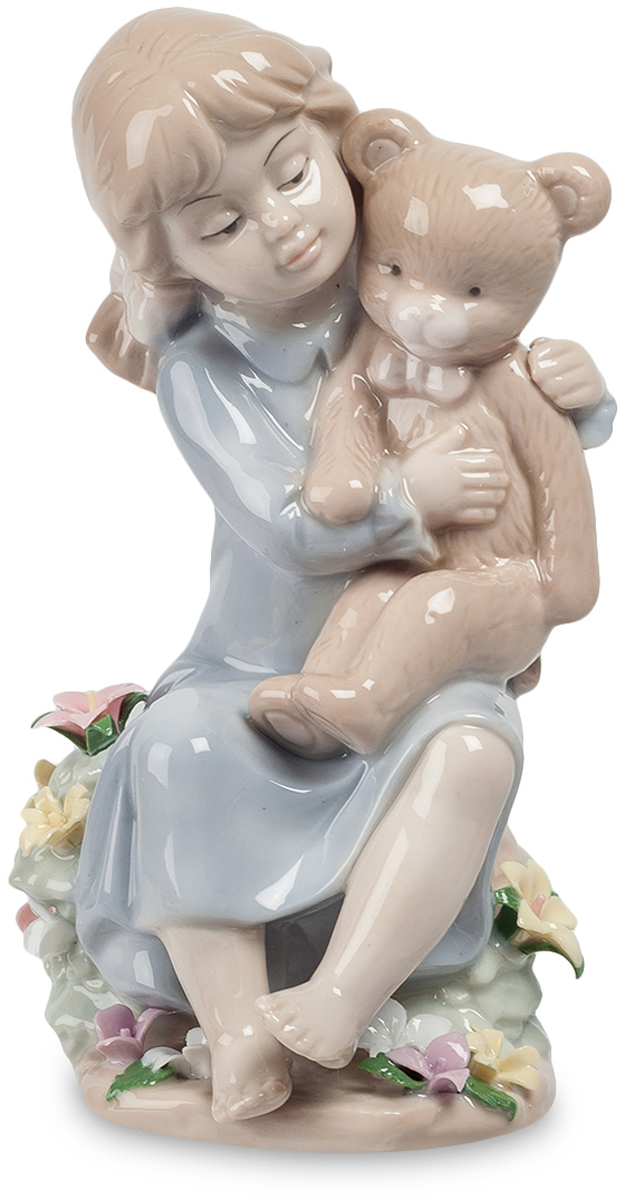 Фигурка Pavone Девочка с медвежонком. JP-29/63JP-29/63 Фигурка Pavone Девочка с медвежонком. JP-29/63JP-29/63Фигурка Девочки высотой 15 см. С такими друзьями можно и в парке гулять, и чаепитие устраивать. Современная фарфоровая фигурка Девочка с медвежонком впечатляет своей нежностью. Девочка очень заботливо обнимает любимую игрушку. Она заботится о нём, как мама о своём малыше. Такую нежность, заботу и привязанность редко можно встретить, но именно дети всякий раз демонстрируют взрослым свою любовь к каким-то вещам. Плюшевый друг никогда не обидит, будет рядом всегда, его можно обнимать и говорить хорошие слова, а в ответ будет лишь молчание. Фигурка выполнена безупречно, особое внимание уделено деталям – красивые цветы внизу, девочка без обуви, четко выделены черты лица и картина дополнена яркими красками. Эта статуэтка ручной работы станет отличным подарком ко Дню рождения, на Новый год и другой праздник, ведь она вызывает только положительные эмоции.