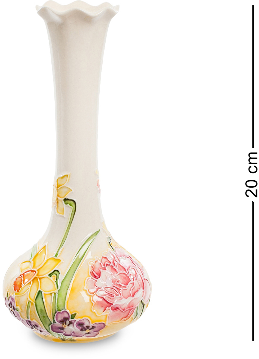 Ваза Pavone. JP-97/46JP-97/46 Ваза Pavone. JP-97/46JP-97/46Ваза высотой 20 см. Фарфоровая ваза – неотъемлемая часть современного интерьера, способная расставить необходимые акценты и подчеркнуть индивидуальность владельца помещения. Некоторые относятся к вазам как к обычной емкости под цветы, но настоящие ценители прекрасного точно знают, что при выборе вазы не следует совершать необдуманных поступков, а стоит предметно рассмотреть объект покупки. Фарфоровая ваза имеет изящную удлиненную форму, расширяясь книзу, образует устойчивое основание, которое не позволит вазе перевернуться. Расписанная весенними цветами, ваза сама по себе представляет предмет искусства. В ней прекрасно расставлены акценты: сначала внимание привлекает огромный розовый пион, затем взгляд приковывает пара нарциссов и, уже в самом конце, обращаешь внимание на маленькую фиалку справа. Цветочная ваза не предназначена для огромных массивных букетов, скорее она подойдет для утонченных, романтичных и минималистичных букетов. Ваза выполнена из...