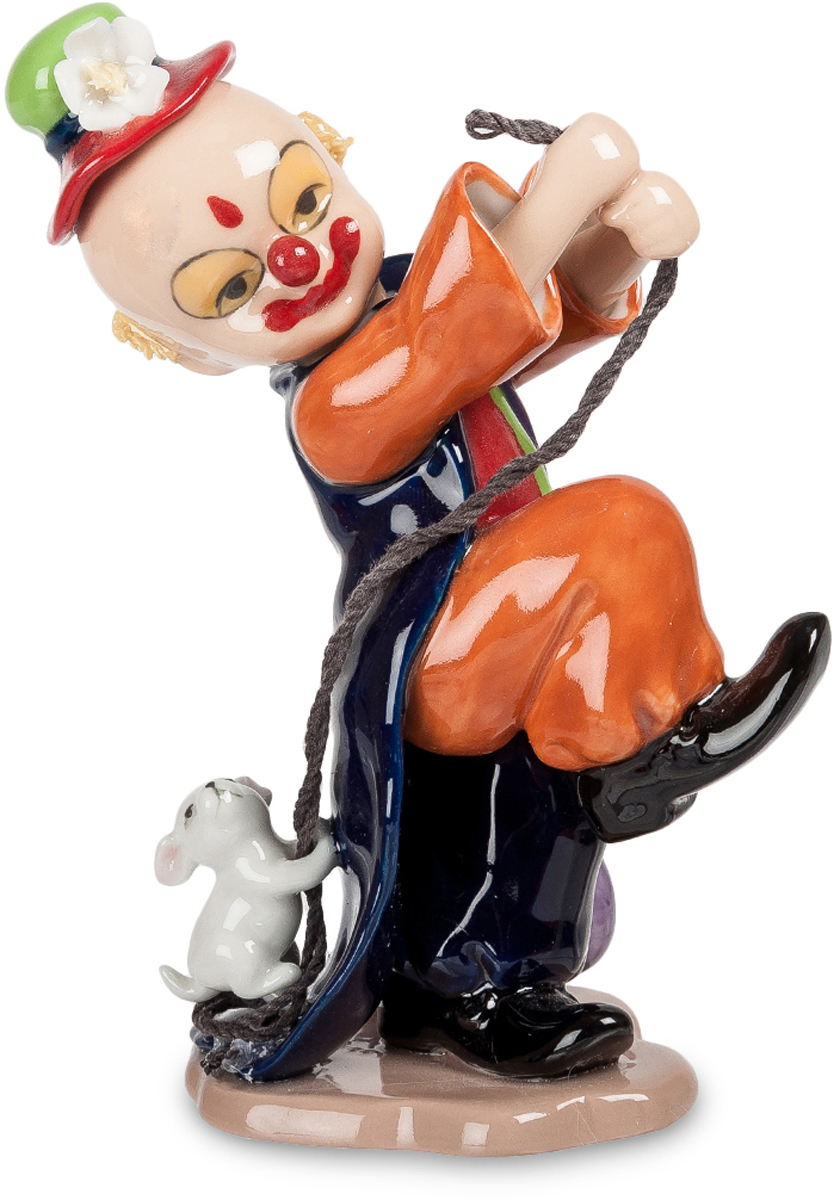 Фигурка Pavone Клоун. CMS-23/37CMS-23/37 Фигурка Pavone Клоун. CMS-23/37CMS-23/37Фигурка Клоун (Pavone) Клоун на арене выступает вместе со своей верной помощницей – маленькой собачкой. Он подчеркнутым строевым шагом движется вперед, уверенный, что щенок бежит за ним на веревочке. А находчивый малыш забрался на длинную, волочащуюся по полу фалду концертного фрака и спокойно едет, не прикладывая никаких усилий. И только посматривает вверх, на хозяина: покатай меня еще немножко! Улыбка у клоуна – нарисованная, хотя на самом деле он не улыбается и тревожится: не подведет ли щенок, не забудет ли про все, чему он его учил. Веселить людей и так непросто, а при этом еще и дрессированных животных использовать – это уж совсем вершина клоунского мастерства.