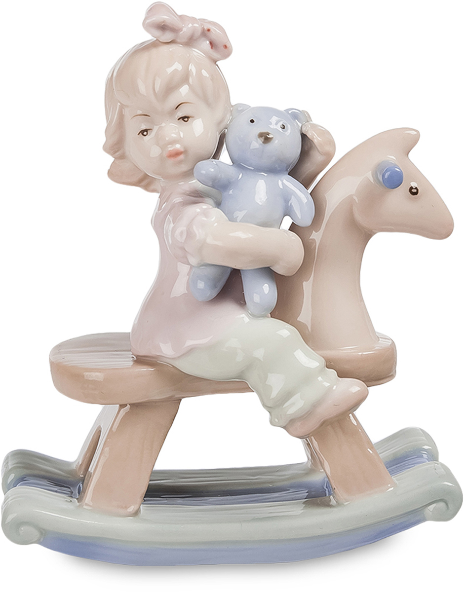 Фигурка Pavone Девочка на лошадке. JP-36/18JP-36/18 Фигурка Pavone Девочка на лошадке. JP-36/18JP-36/18Красивая фигурка Девочка на лошади выглядит привлекательно и мило. Довольный ребёнок решил прокатить свою самую любимую игрушку на деревянной лошадке. Девочка прижимает к груди мишку и смотрит куда-то вдаль. Эту картину часто могут наблюдать родители, когда у них подрастают детки. Создатель статуэтки решил выполнить фигурку в светлых и естественных тонах, без ярких линий и броского декора. Именно благодаря их отсутствию, фарфоровое изделие выглядит особенно нежным. Сочетание голубого оттенка с бежевым цветом придают фигуре необыкновенный стиль. Такую статуэтку можно подарить родителям, маме или самому ребенку, когда он подрастет, как напоминание о том славном времени весёлого детства. Фигурка выполнена из качественного фарфора. Она не испортится со временем и достойно украсит детскую комнату или станет частью коллекции фарфоровых статуэток.