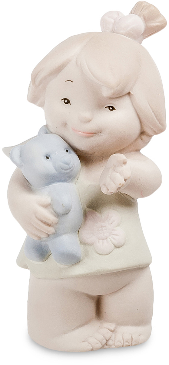 Фигурка Pavone Девочка. JP-48/27JP-48/27 Фигурка Pavone Девочка. JP-48/27JP-48/27Фигурка Девочка бисквит (Pavone) Дети, игры которых не требуют ответственных решений и не сулят серьезными неприятностями, легче взрослых проявляют чувства, и часто, не ведая того, демонстрируют вполне взрослое поведение. Девочки, играя в куклы и забавляясь с любимыми плюшевыми зверьми, по-матерински относятся к неодушевленным предметам: им важно проявлять заботу, а не получать ответную реакцию. Статуэтка Девочка, сделанная из бисквитного фарфора, посвящена детству и первым урокам материнской заботы, которую маленький ребенок проявляет к синему плюшевому мишке. У девочки открытое, доброе лицо и довольная улыбка. Она обнаружила перед собой что-то интересное и указывает рукой на предмет, знакомя с приятным явлением игрушку, которую бережно прижимает к груди правой рукой. На девочке короткое зеленое платьице, украшенное цветочком, а ее волосы на затылке перетягивает розовая лента. Девочка не просто довольна, а по-матерински спокойна, отдавая себя без...